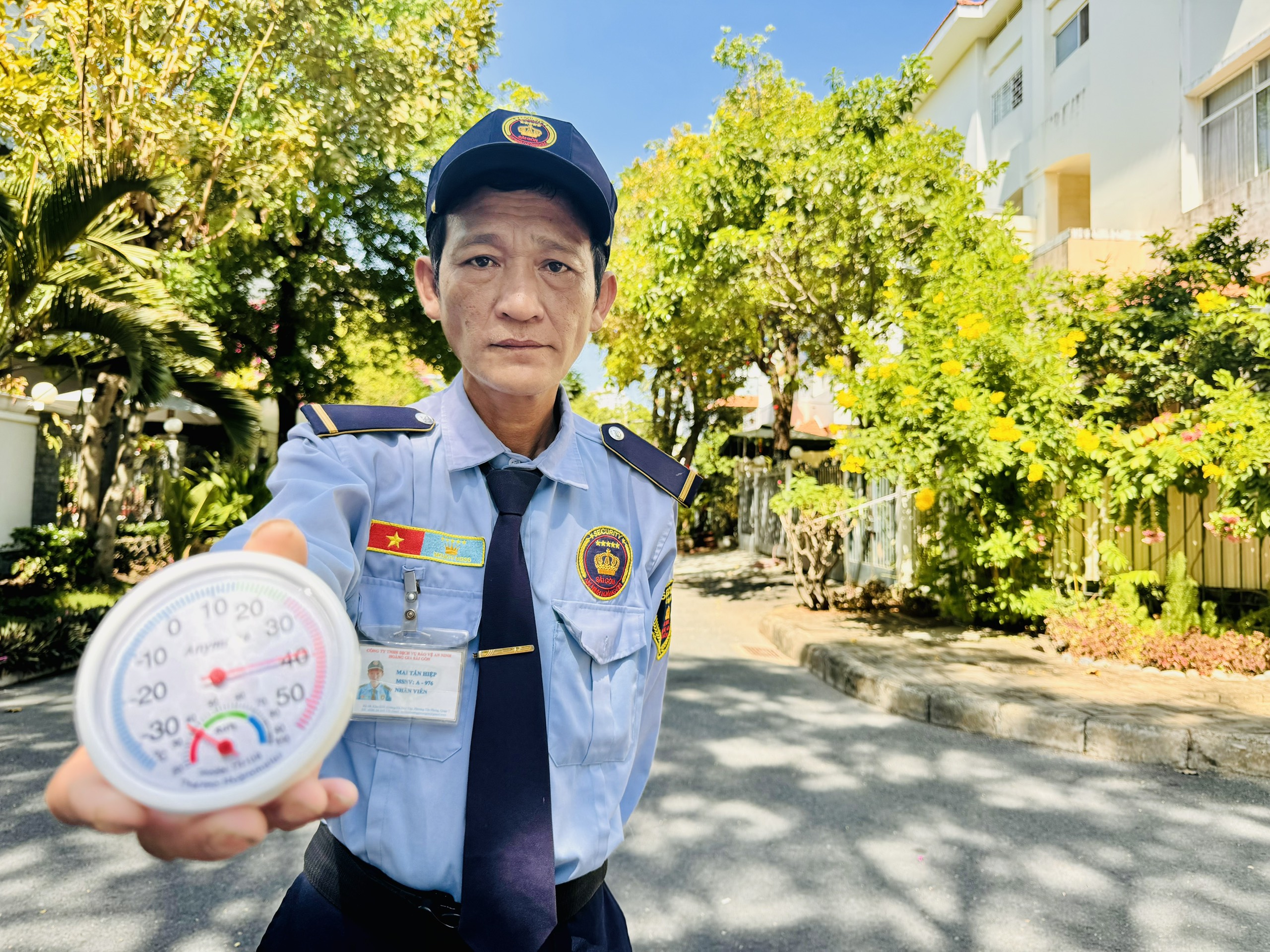Ông Mai Tấn Hiệp (49 tuổi), một nhân viên bảo vệ cho biết, so với khu vực trung tâm, nhiệt độ ở những nơi có cây xanh như khu Phú Mỹ Hưng (Q.7) thấp hơn vài độ, cũng cảm thấy dễ thở hơn
