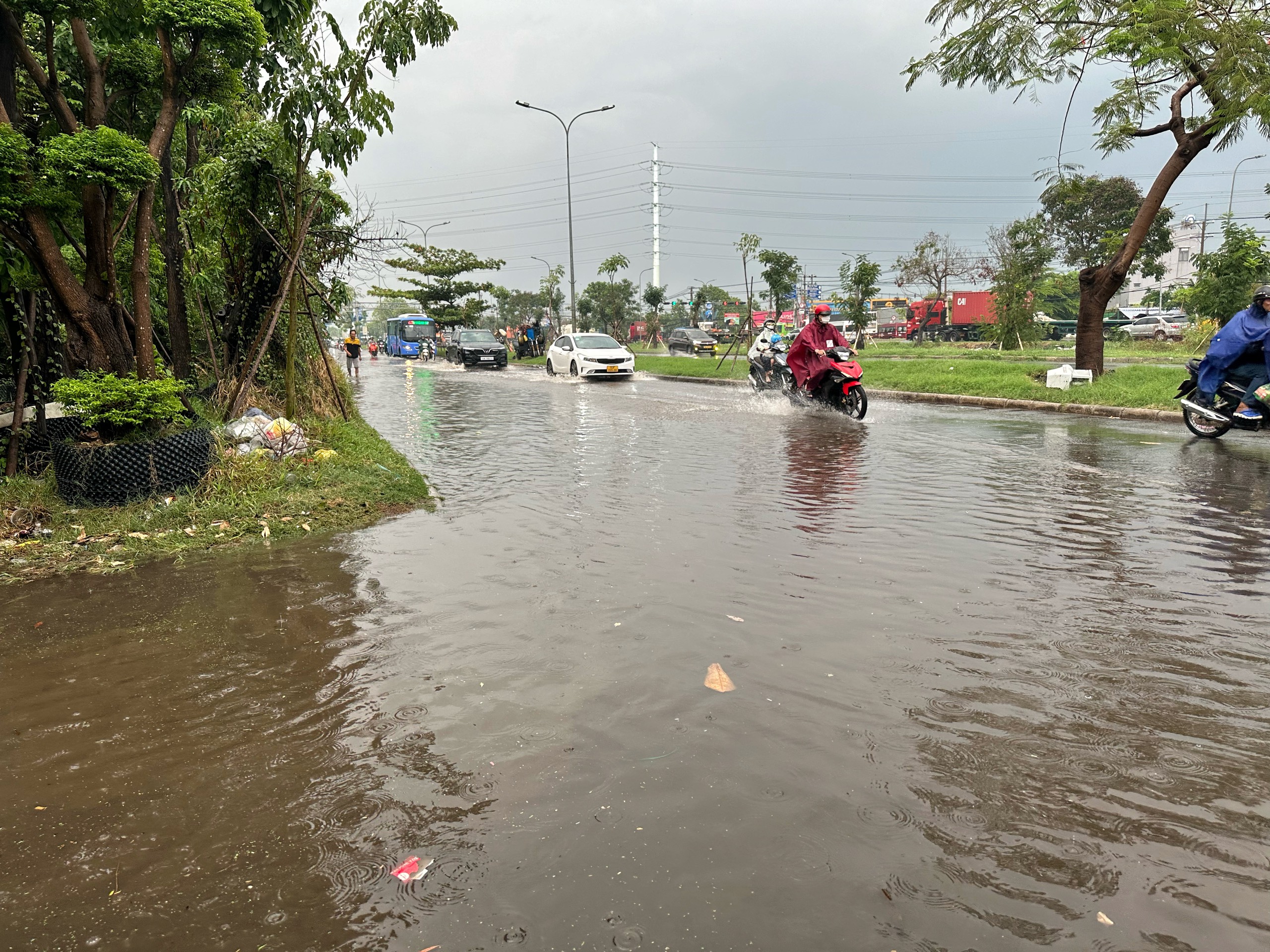 TP.HCM có mưa lớn: Đường thành 'biển nước', người dân chật vật giờ tan tầm- Ảnh 6.