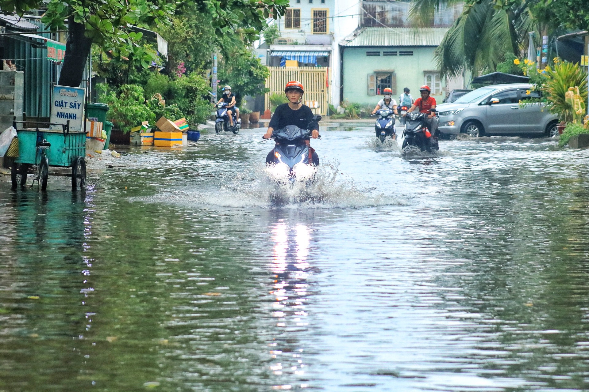 Cuối giờ chiều, mưa lớn làm đường số 1 thuộc khu dân cư Bình Hưng (H.Bình Chánh) mênh mông trong nước