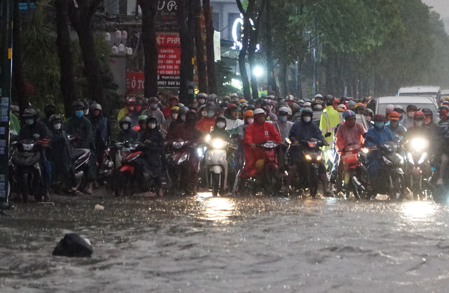 Nhiều người không dám di chuyển vì nước ngập tại đây