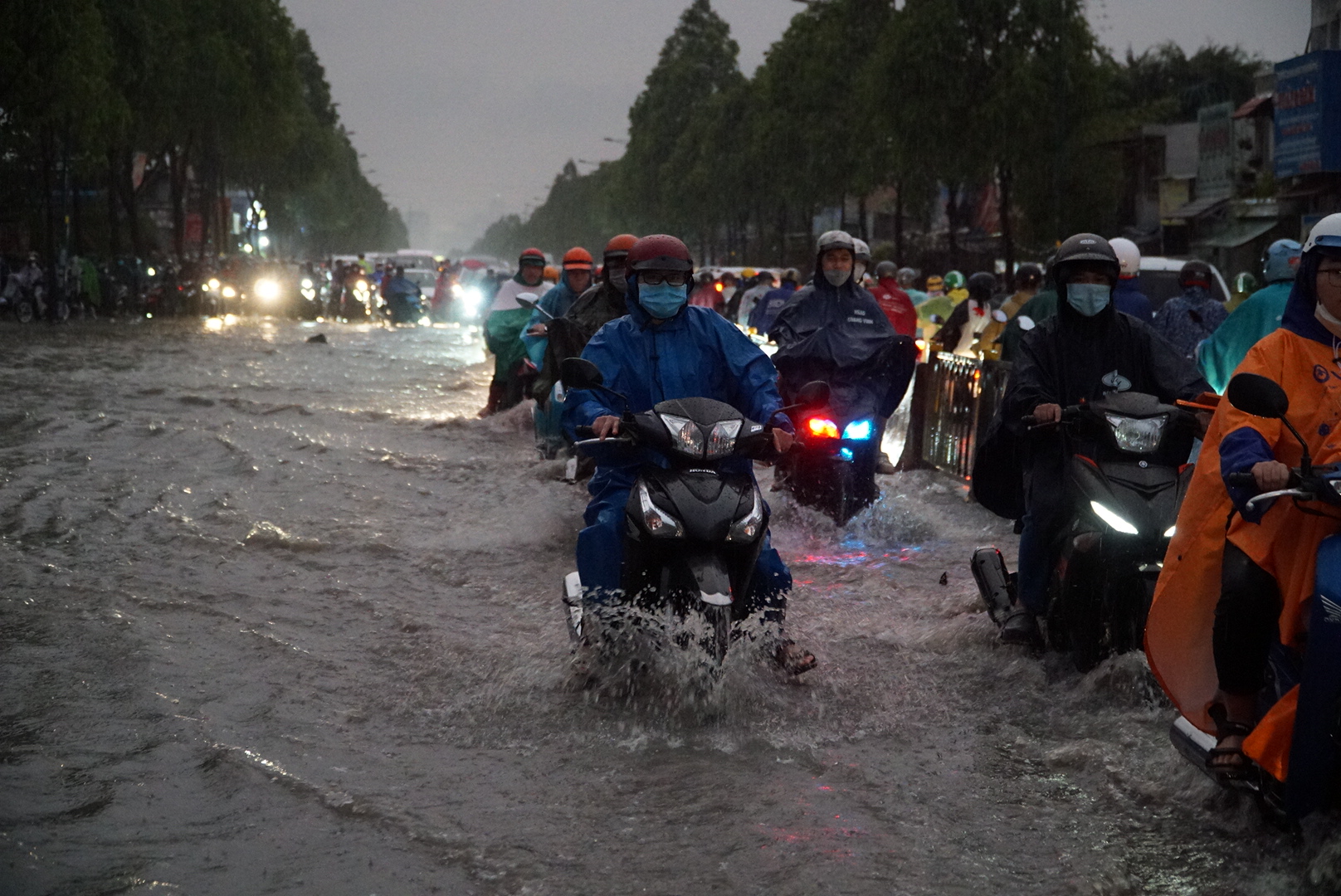 Đoạn ngập tại đường Phạm Văn Đồng chỉ kéo dài khoảng 200 m