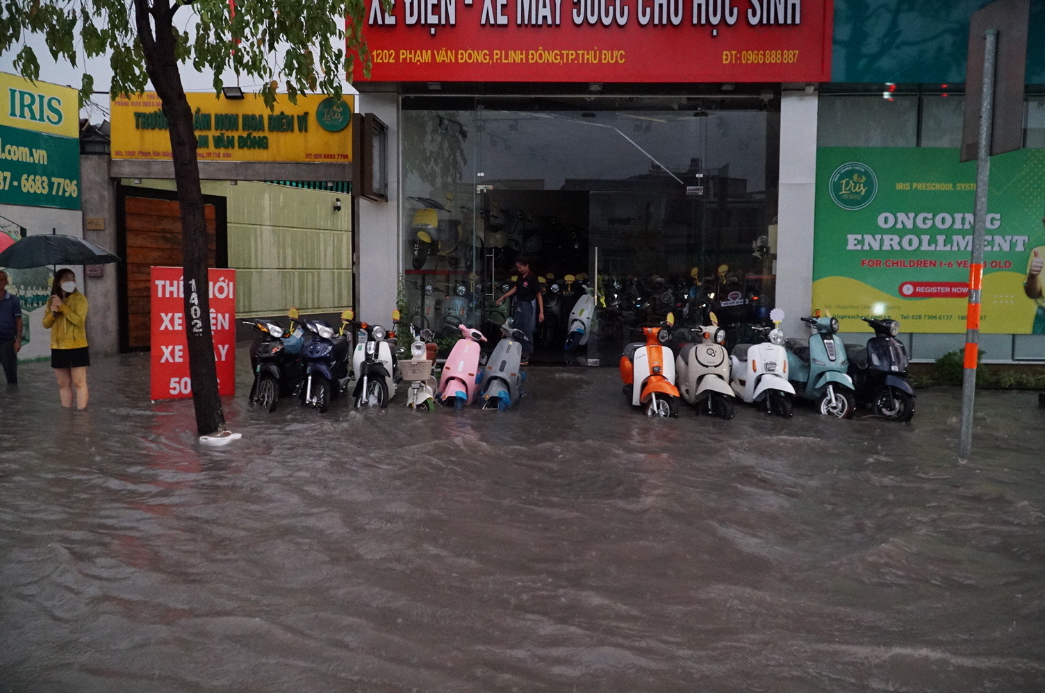 Tình hình kinh doanh tại đoạn đường Phạm Văn Đồng gần như tê liệt vì nước ngập