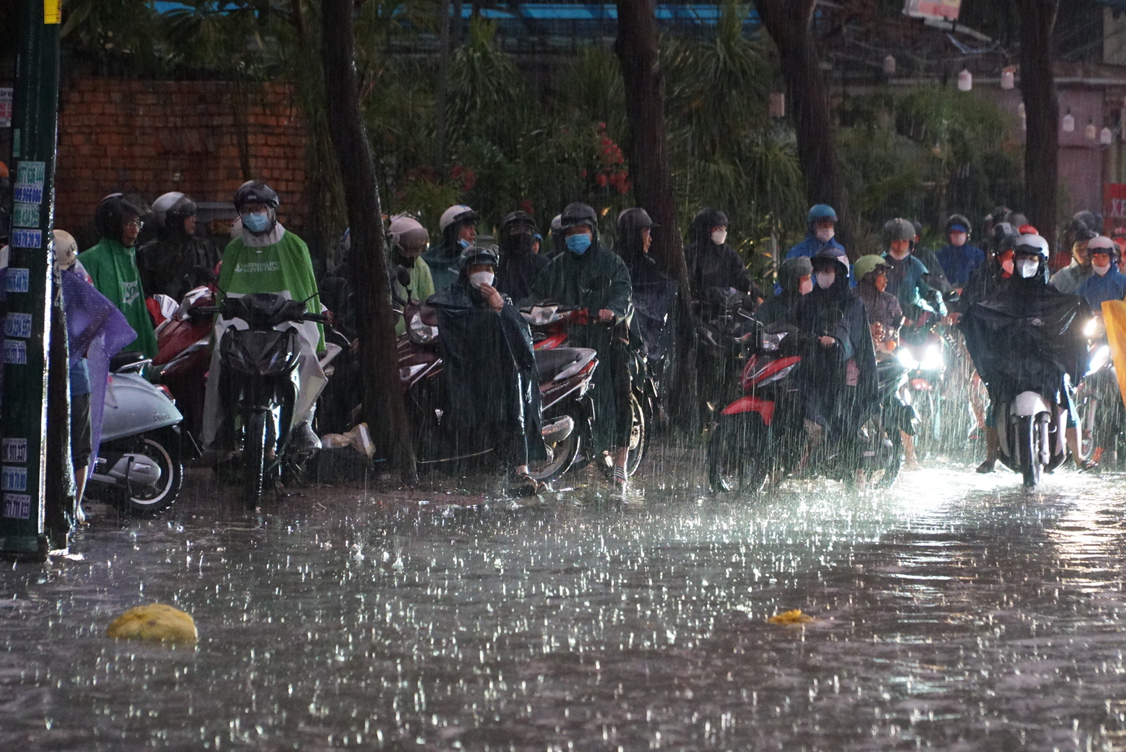 Còn tại khu vực đường Phạm Văn Đồng (TP.Thủ Đức) tình trnag5 kẹt xe nghiêm trọng xảy ra vì nước ngập