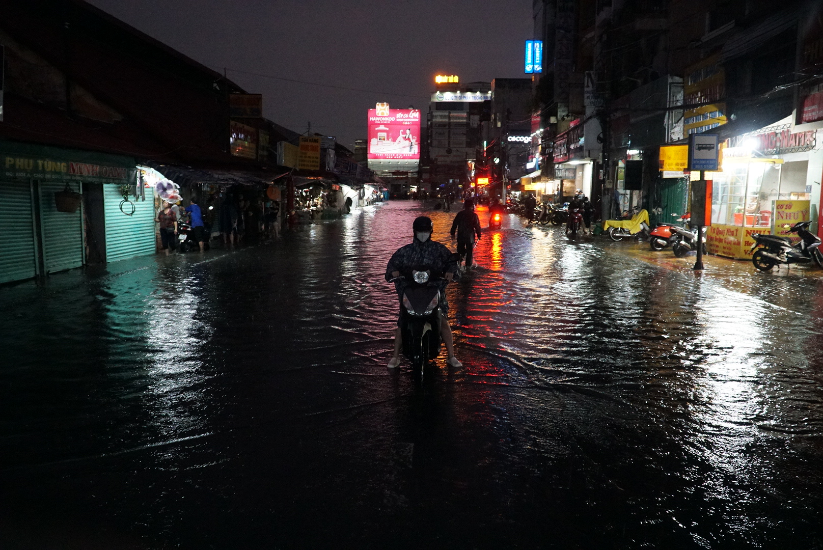 Dù nước đã rút bớt nhưng đến 18 giờ ở chợ Thủ Đức vẫn còn tình trạng ngập nặng