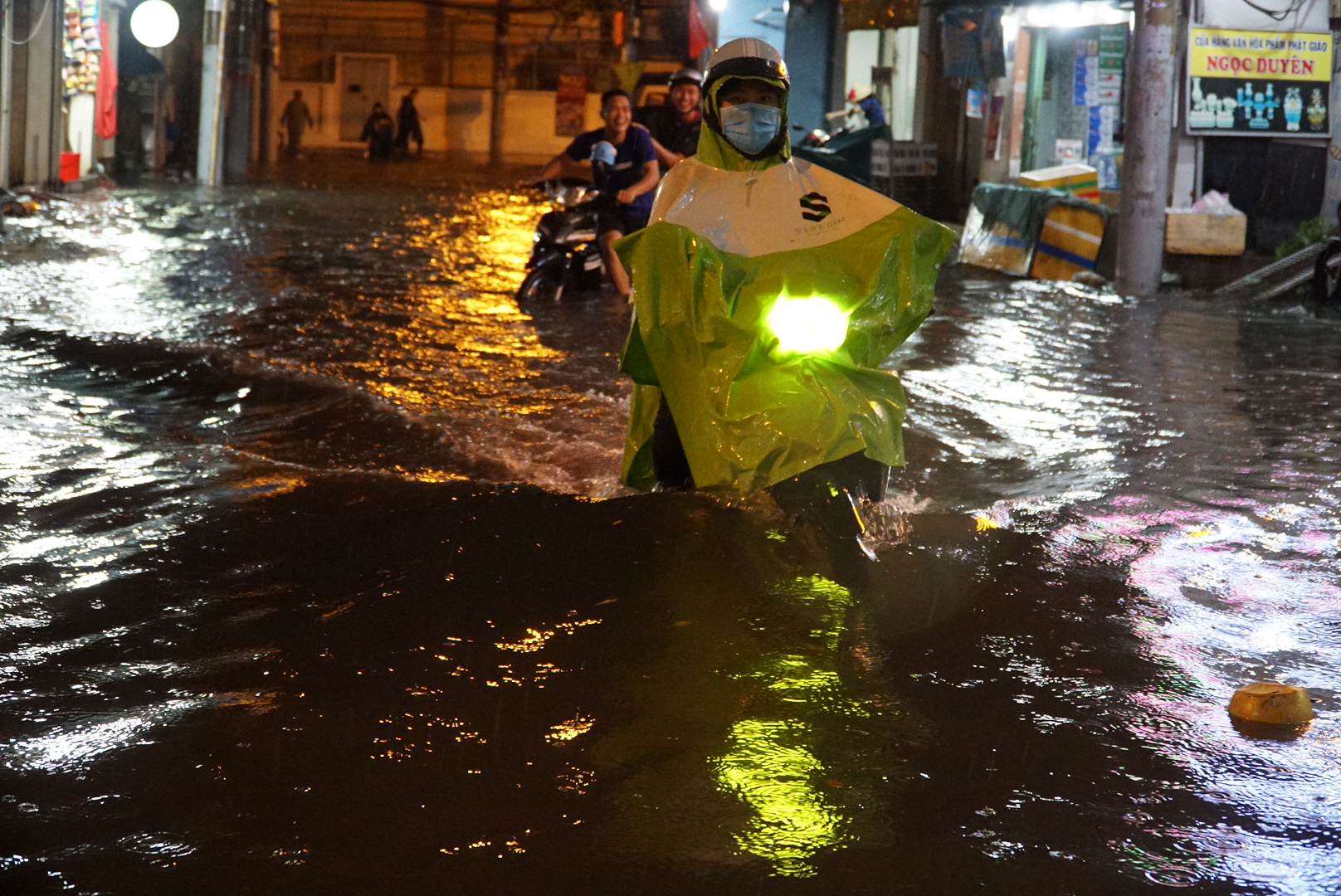 Theo người dân tại đây, vào lúc 17 giờ 50 mực nước ở đường Đặng Thị Rành lên đến gần 1m