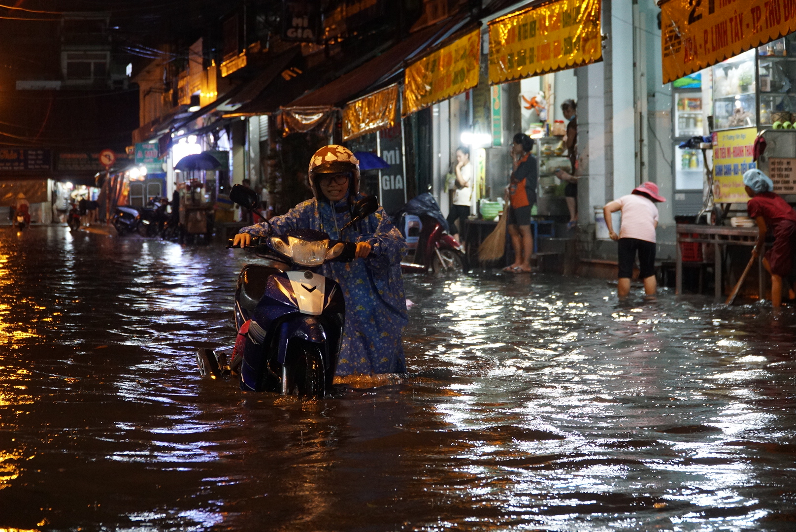 Đến 18 giờ 30 các con đường nhánh ở chợ Thủ Đức như: Đặng Thị Rành, Dương Văn Cam, Trương Văn Ngư vẫn trong tình trạng ngập sâu
