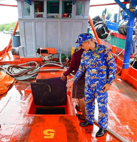 Lực lượng chức năng kiểm tra khoang chứa dầu của tàu cá KG 91844 TS