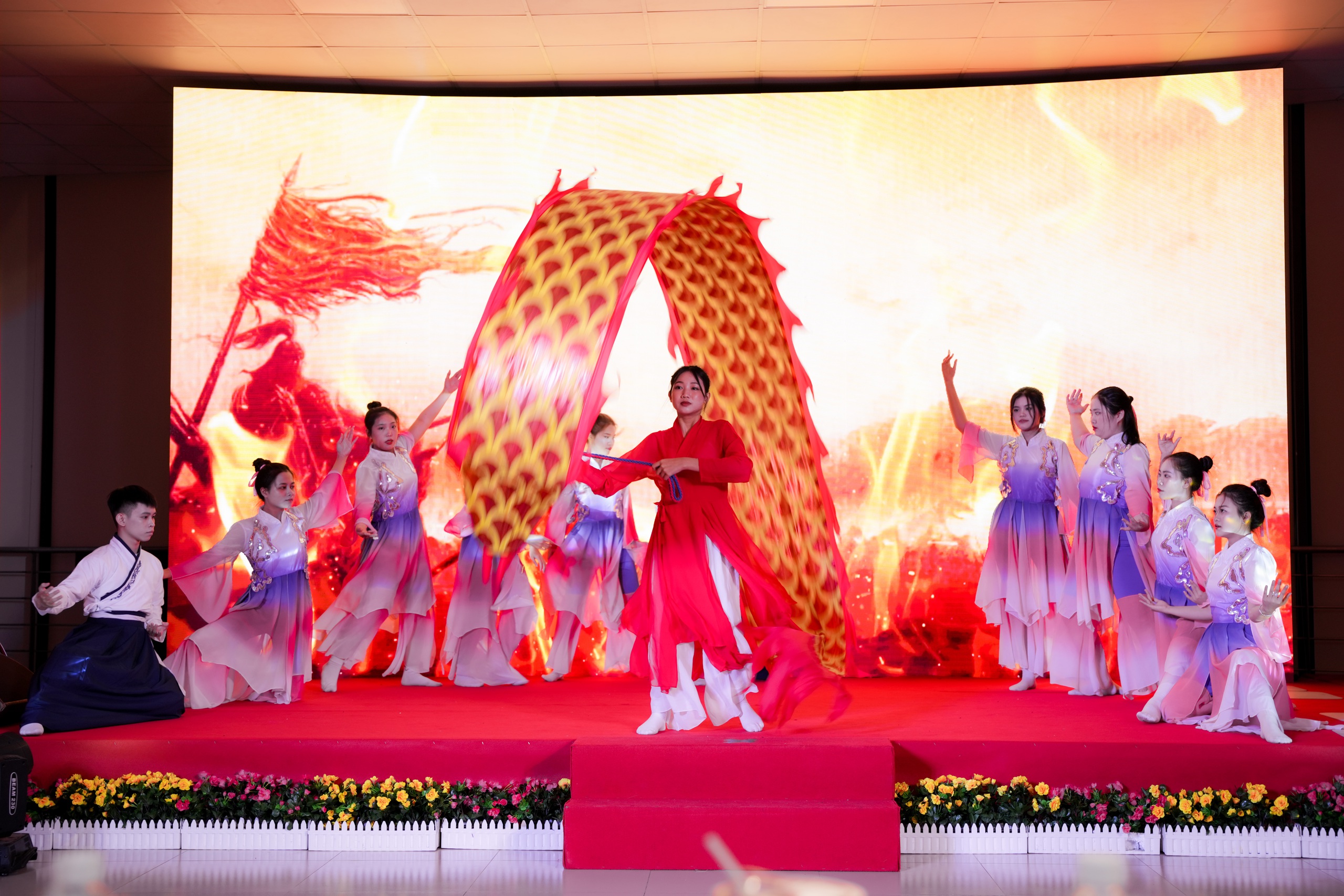 Đậm đà màu sắc văn hóa tại đêm chung kết hội thi văn nghệ Việt - Trung 2024- Ảnh 1.