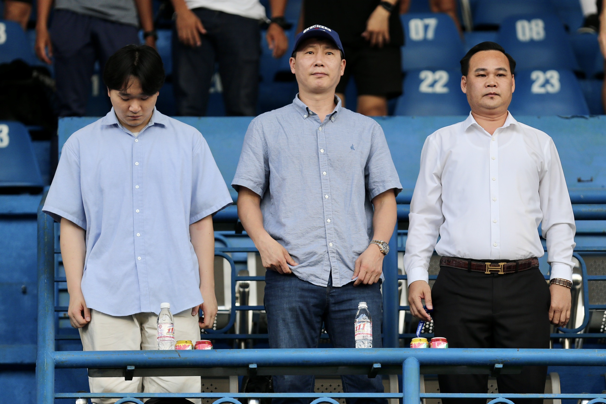 HLV Kim Sang-sik (giữa) được đông đảo người hâm mộ chào đón khi dự khán ở các trận đấu V-League