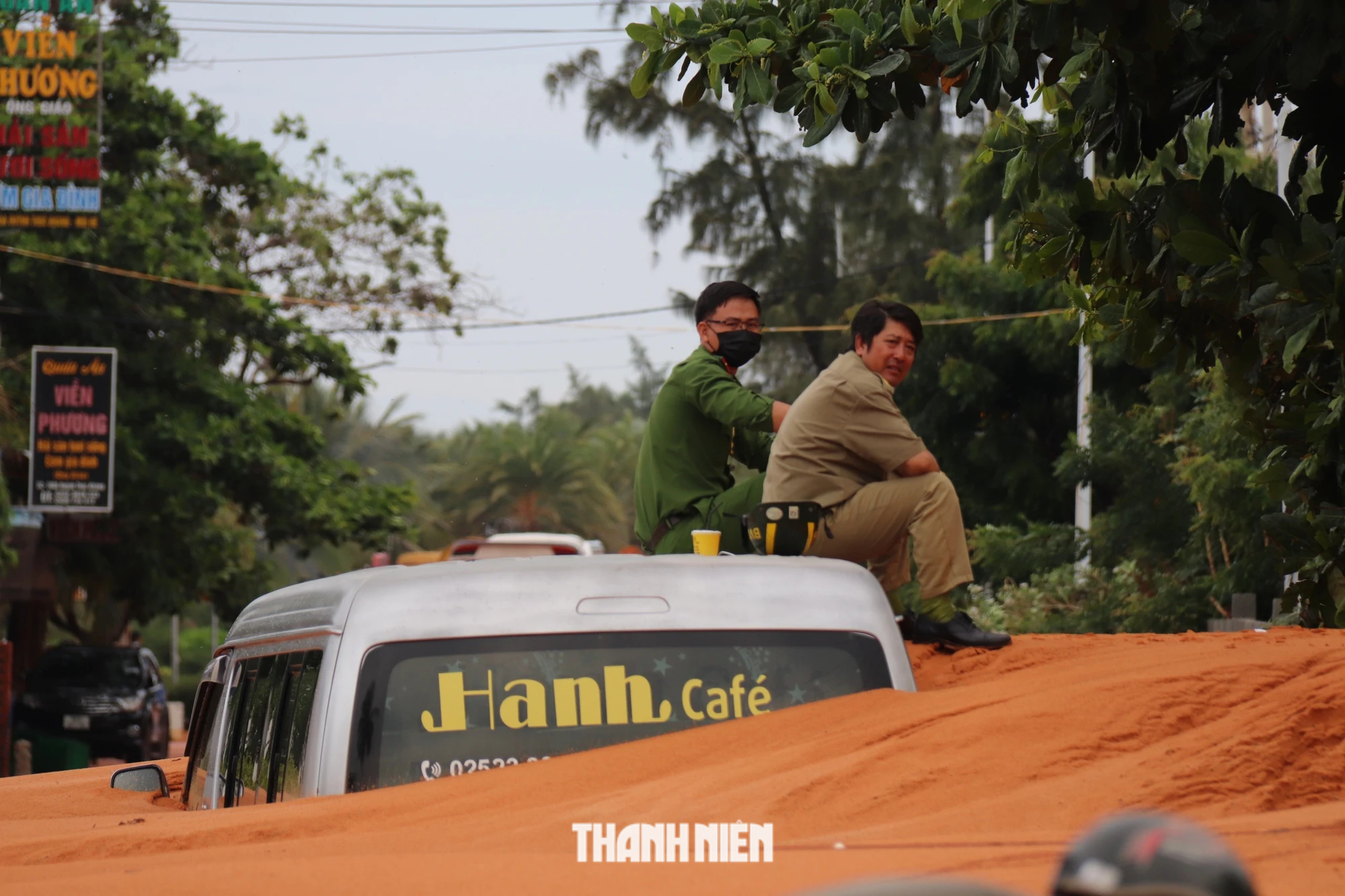 Bình Thuận: Sạt lở nghiêm trọng, tê liệt tuyến đường ven biển Mũi Né- Ảnh 1.