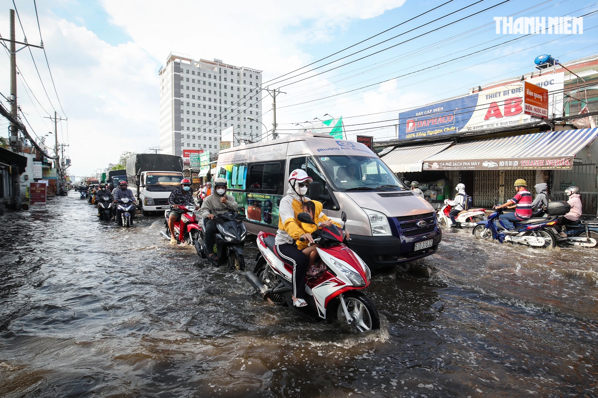 Vì đây là đoạn đường có mật độ xe lưu thông cao, nên tình trạng ngập úng ảnh hưởng rất lớn đến người tham gia giao thông