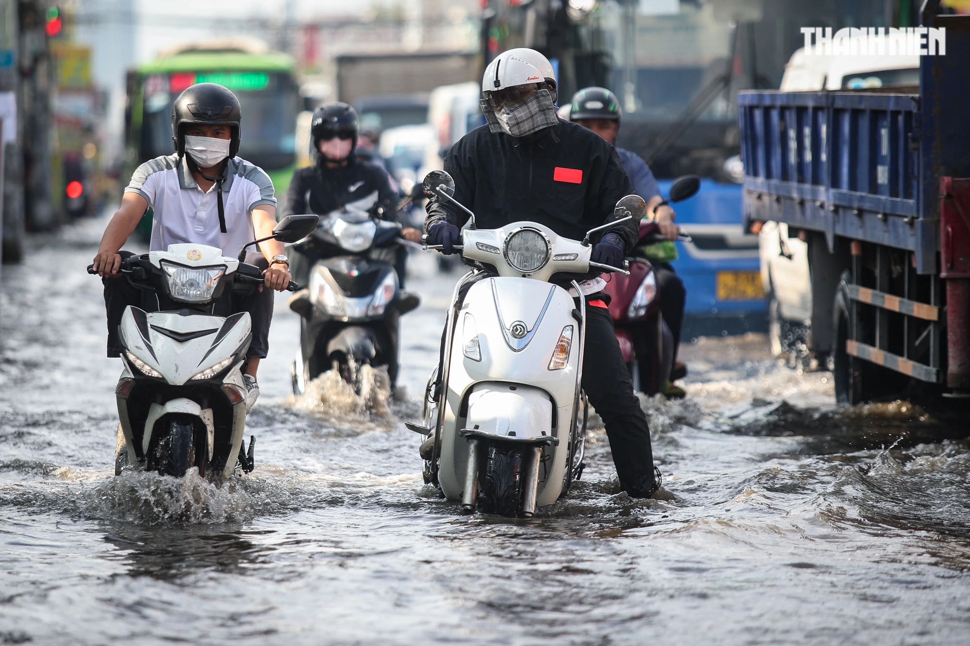 Chiều tối triều cường dâng cao ở TP.HCM: Xe chết máy, người dân lội nước đen ngòm- Ảnh 3.