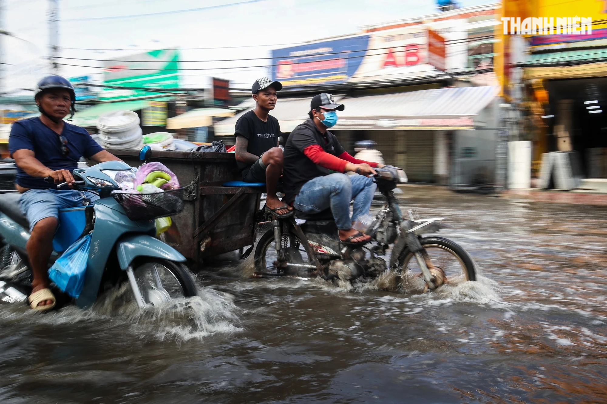 Chiều tối triều cường dâng cao ở TP.HCM: Xe chết máy, người dân lội nước đen ngòm- Ảnh 5.