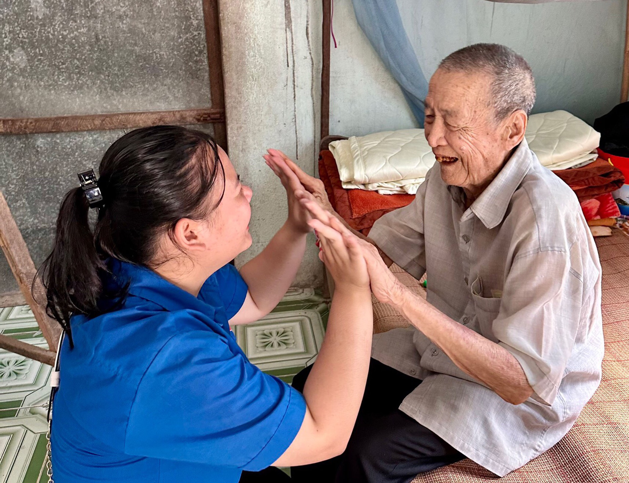 Nụ cười của một cụ ông sẻ chia với tình nguyện viên, trong dự án “Nuôi cụ” - chăm sóc người già neo đơn cuối đời