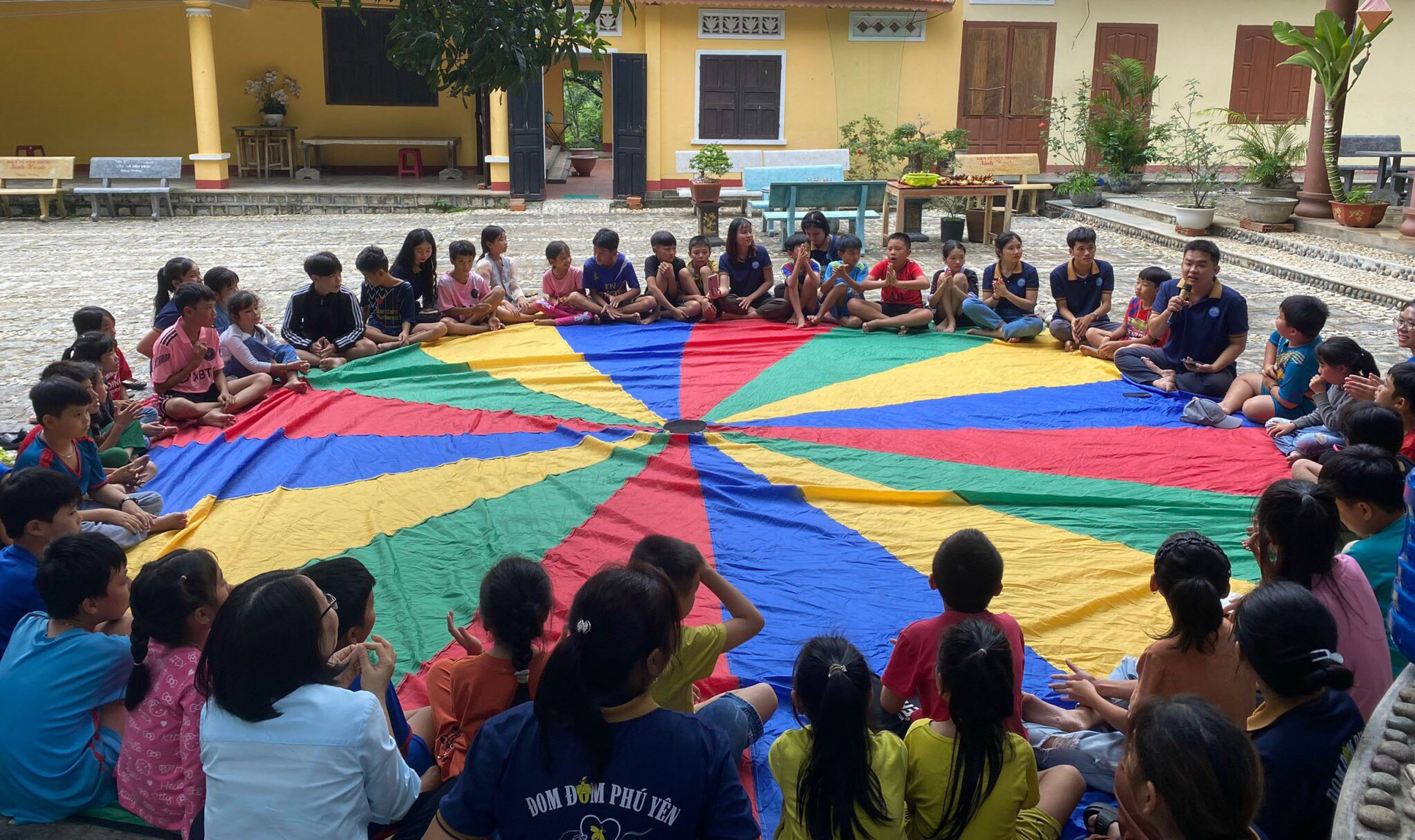 Đom Đóm Phú Yên tổ chức sinh hoạt cộng đồng cho trẻ em nông thôn