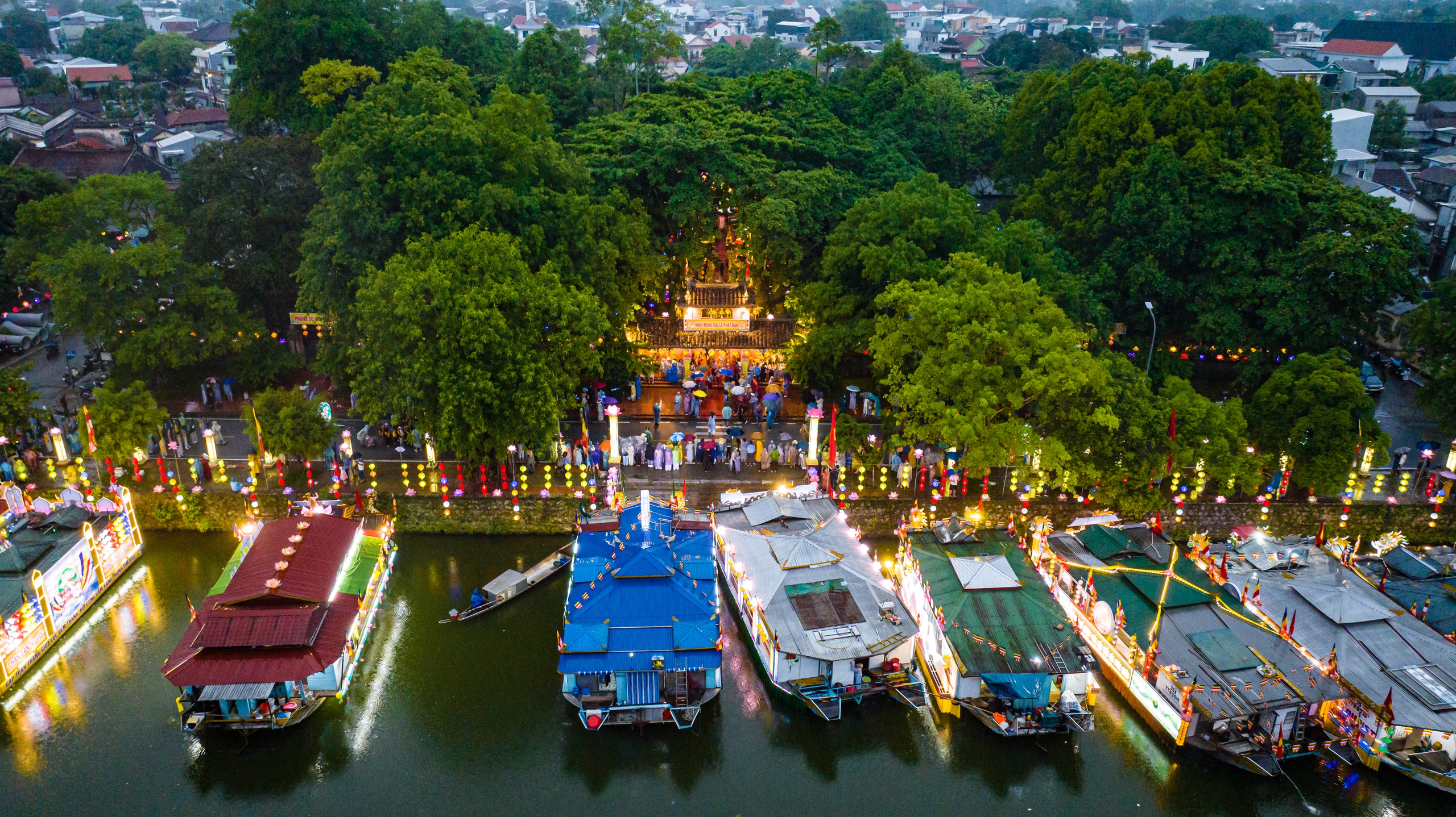 Từ sớm, 32 chiếc thuyền hoa đã tập trung tại sông Đông Ba, trước chùa Diệu Đế để chuẩn bị cho lễ diễu hành