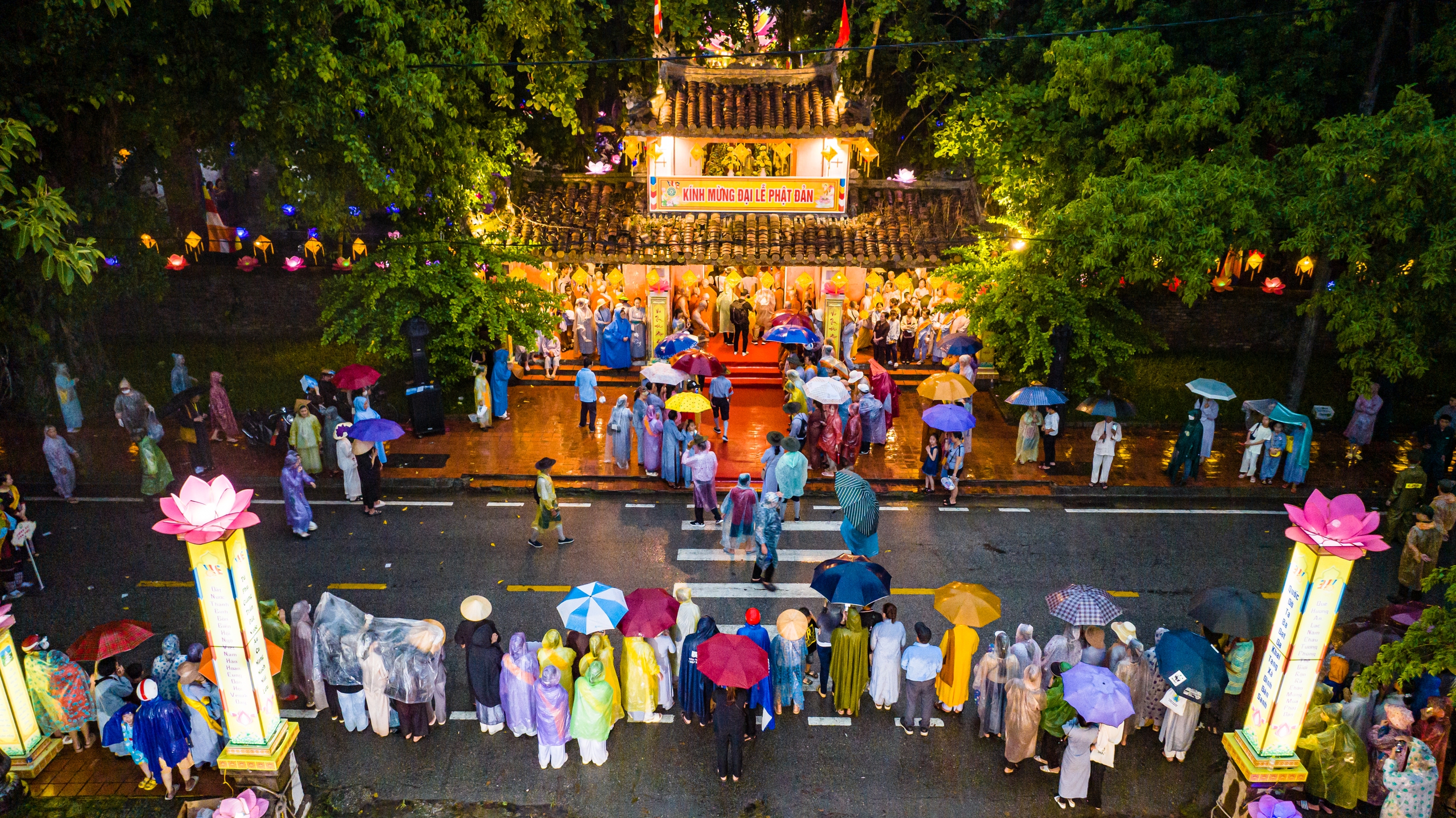 Nhiều phật từ và người dân Huế cầu nguyện dưới mưa trong lễ mộc dục