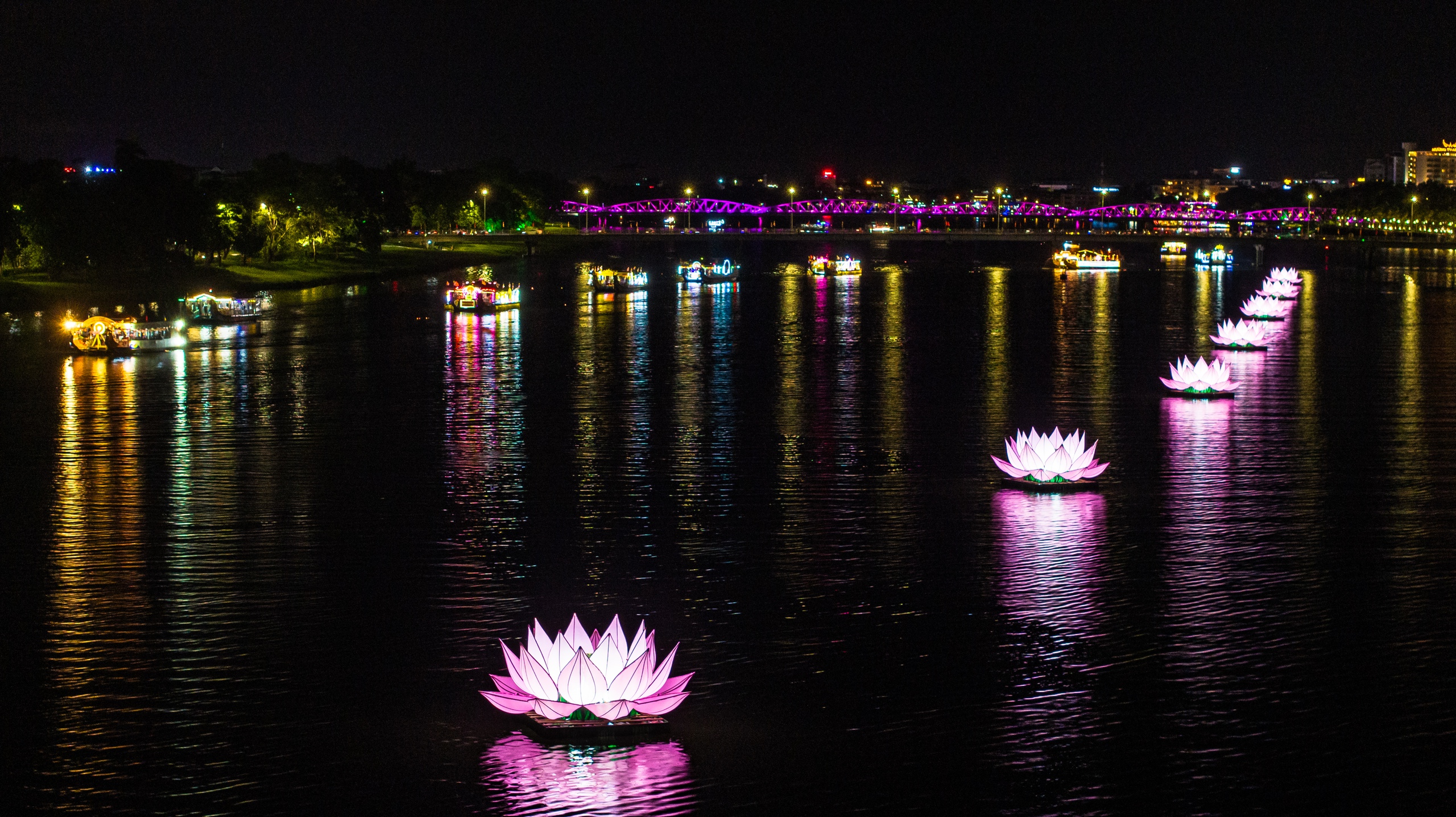 Đoàn diễu hành đi qua 7 tòa sen hồng thắp sáng trên sông Hương