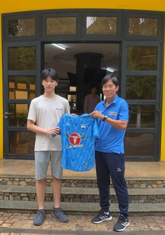 Cầu thủ của Học viện bóng đá Park Hang-seo Nguyễn Thành Lợi (trái) cùng trợ lý CLB LPBank HAGL Lê Quang Trãi