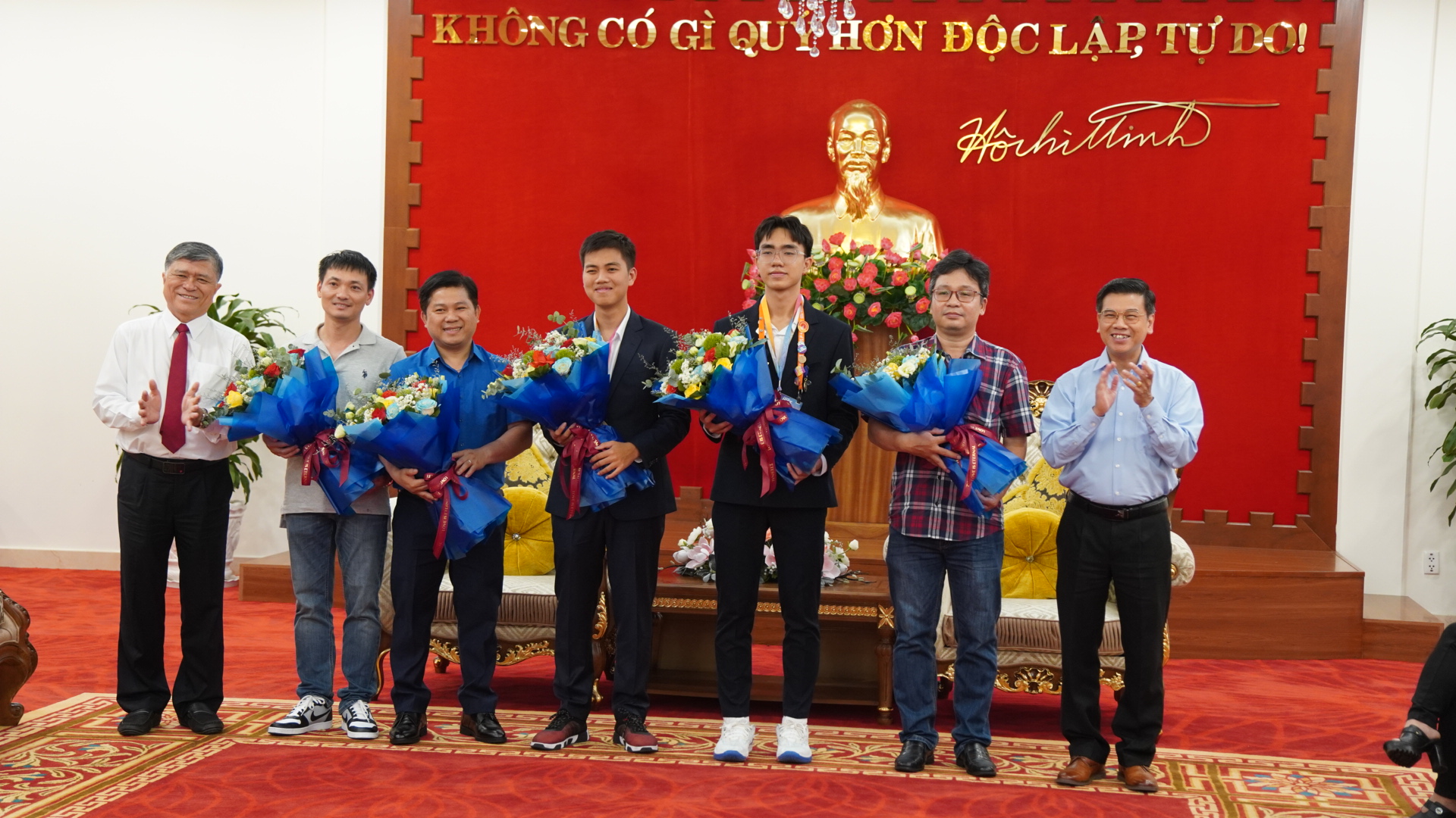 Hai học sinh Việt Nam đoạt giải nhì khoa học kỹ thuật quốc tế: Cảm giác đã lắm!- Ảnh 1.