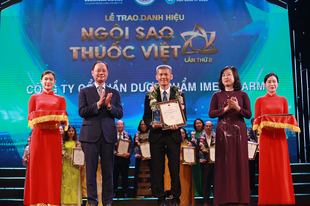 Ông Huỳnh Văn Nhung, Phó TGĐ khối Chất Lượng đại diện Imexpharm nhận giải thưởng Ngôi Sao Thuốc Việt
