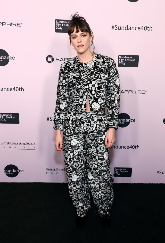 Kristen Stewart mặc trang phục in họa tiết của Chanel để đến Liên hoan phim Sundance 2024. Bộ đồ bị đánh giá là có thiết kế tầm thường, kiểu dáng giống thời trang dạo phố, thậm chí theo nhiều tín đồ nó trông còn thua cả một số bộ đồ dã ngoại
