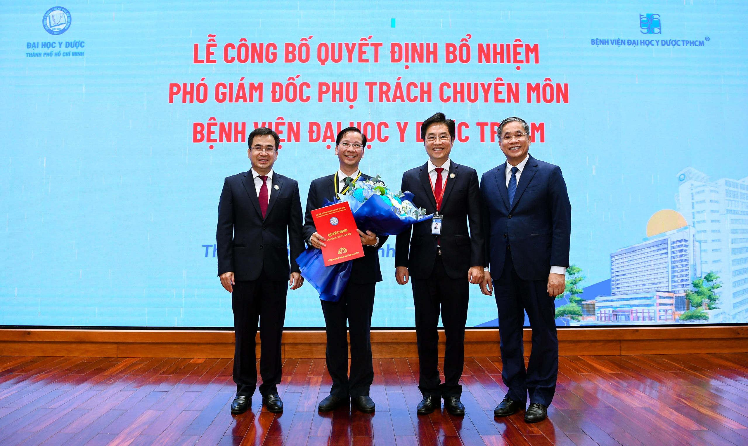 Bệnh viện Đại học Y Dược TP.HCM bổ nhiệm 2 phó giám đốc mới- Ảnh 1. Tân phó giám đốc Bệnh viện Đại học Y Dược TP.HCM PGS-TS-BS Nguyễn Minh Anh nhận quyết định bổ nhiệm