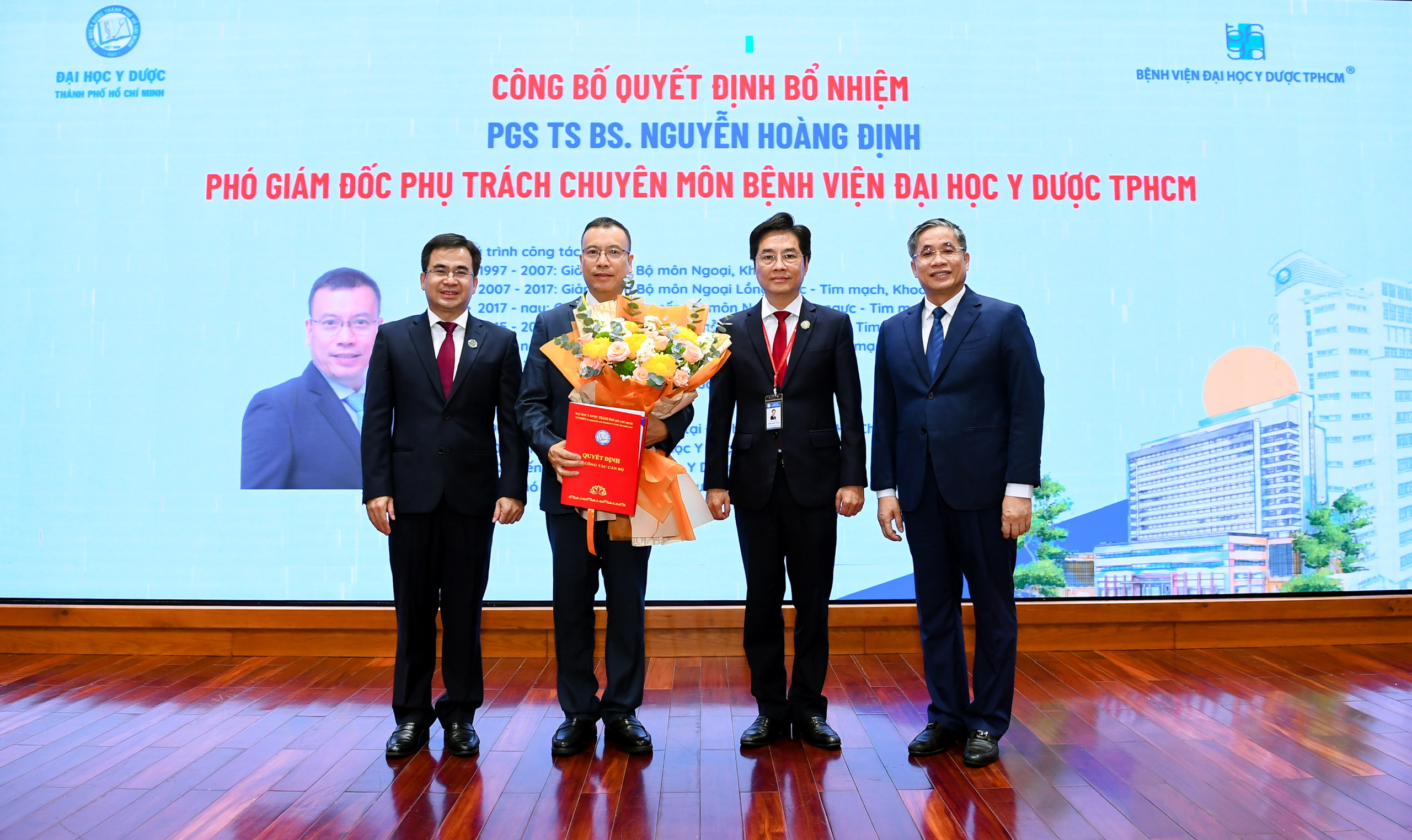 Bệnh viện Đại học Y Dược TP.HCM bổ nhiệm 2 phó giám đốc mới- Ảnh 2. PGS-TS-BS Nguyễn Hoàng Định (thứ 2 từ trái qua) tại lễ công bố quyết định bổ nhiệm