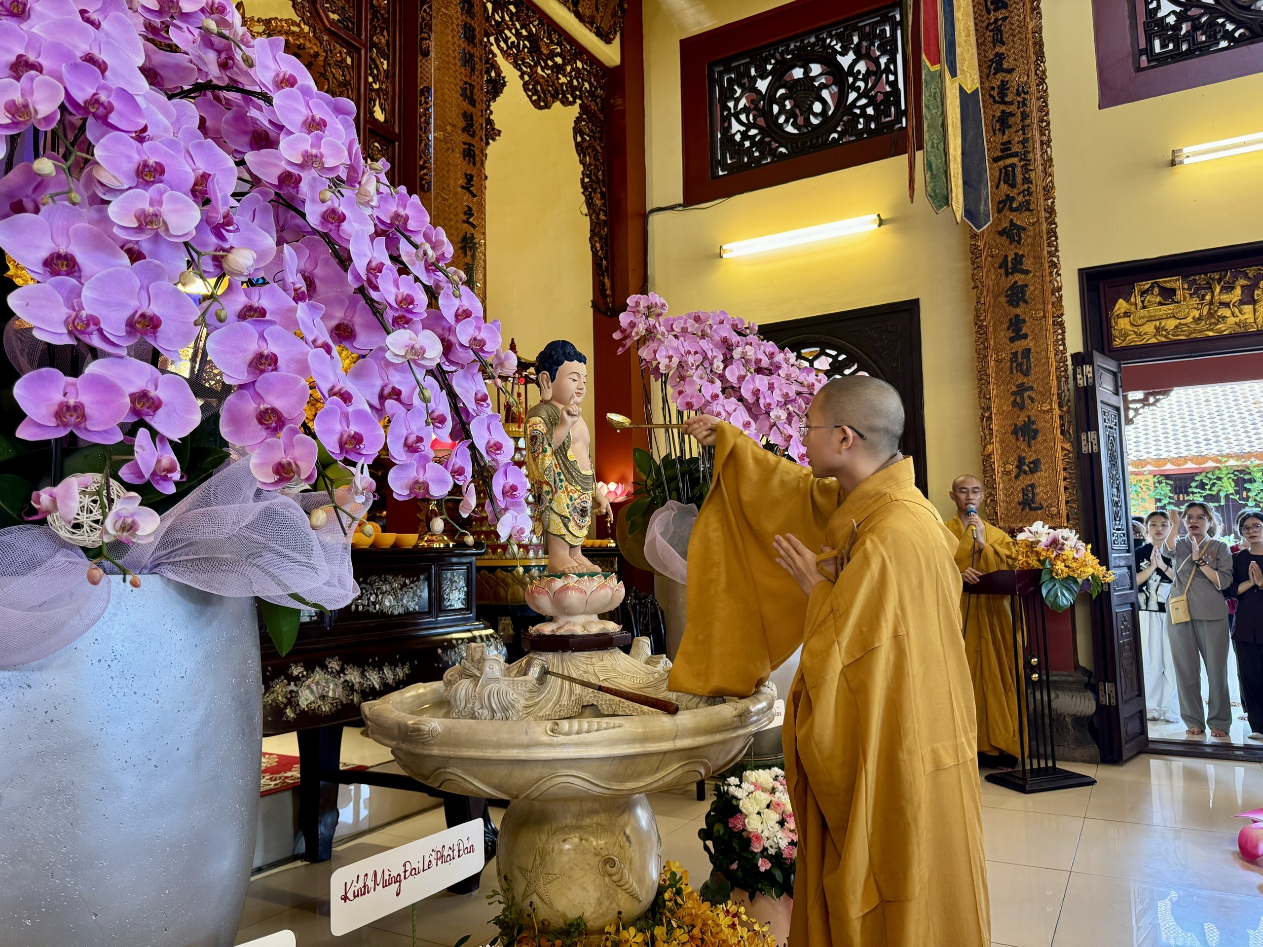 Nghi thức tắm Phật diễn ra trọng thể, trang nghiêm ở chùa Pháp Hoa