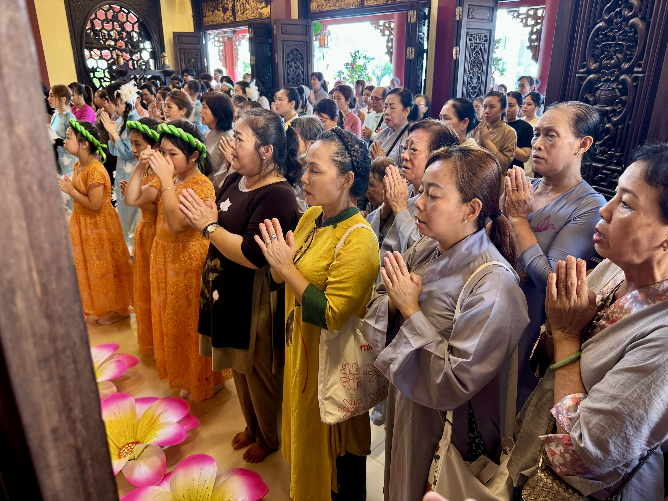 Phật tử, người dân đọc kinh khi tham dự đại lễ Phật đản ở chùa Pháp Hoa