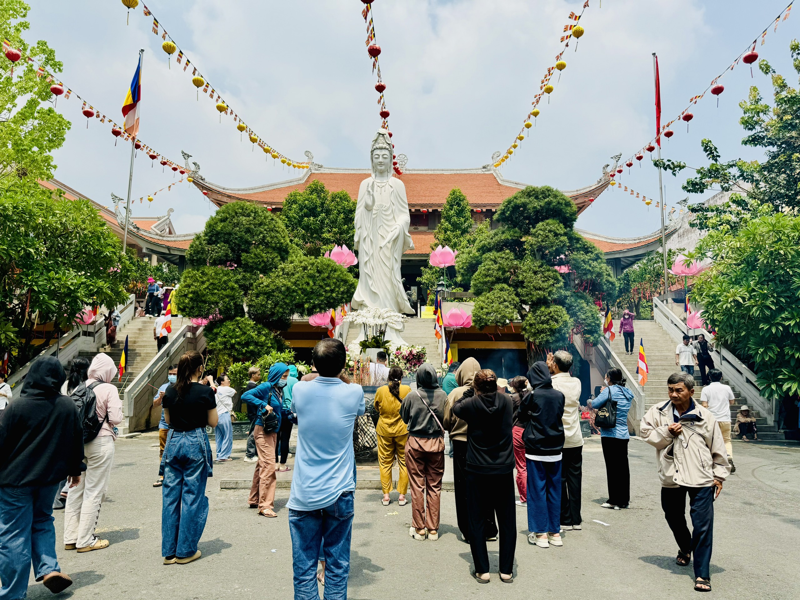 11 giờ trưa, đông người đến chùa Vĩnh Nghiêm thắp nhang cầu nguyện