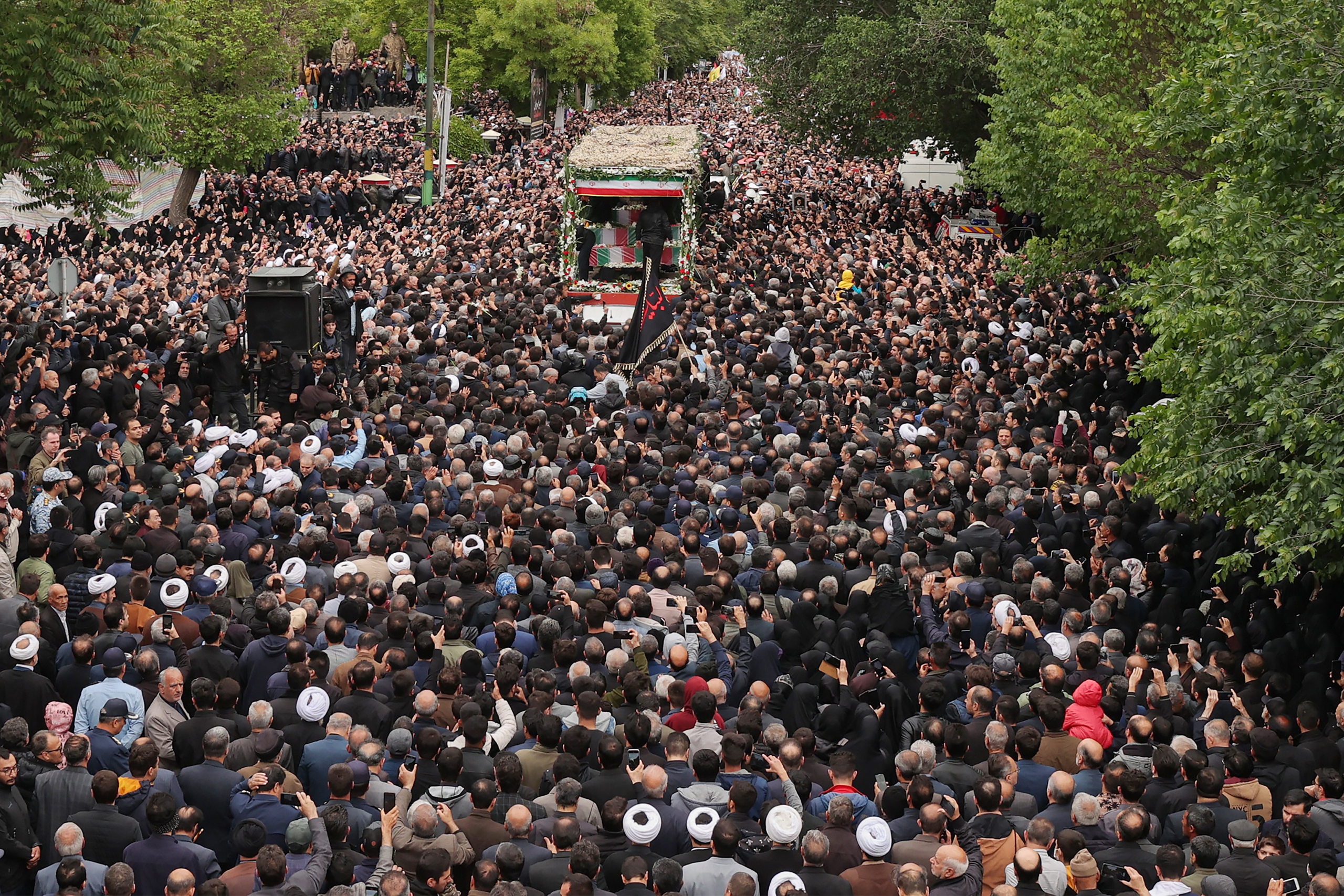 Dòng người đưa tang tại Tabriz ngày 21.5