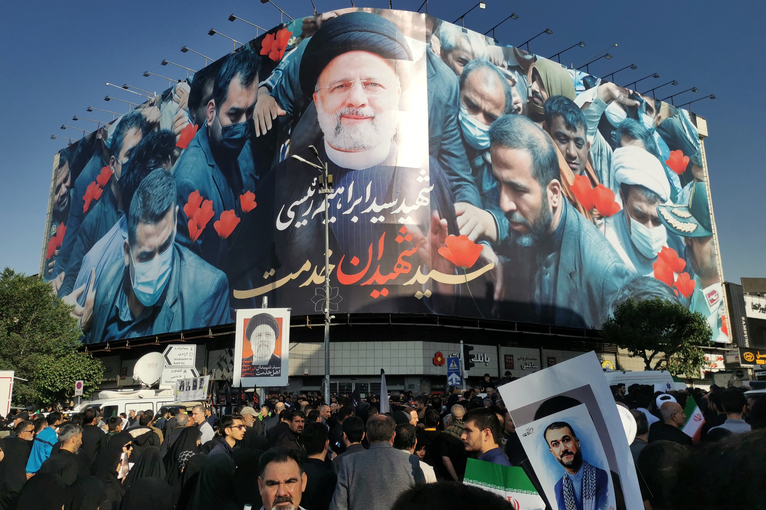 Dòng người đông nghẹt tại Tehran đưa tiễn cố Tổng thống Iran- Ảnh 1.