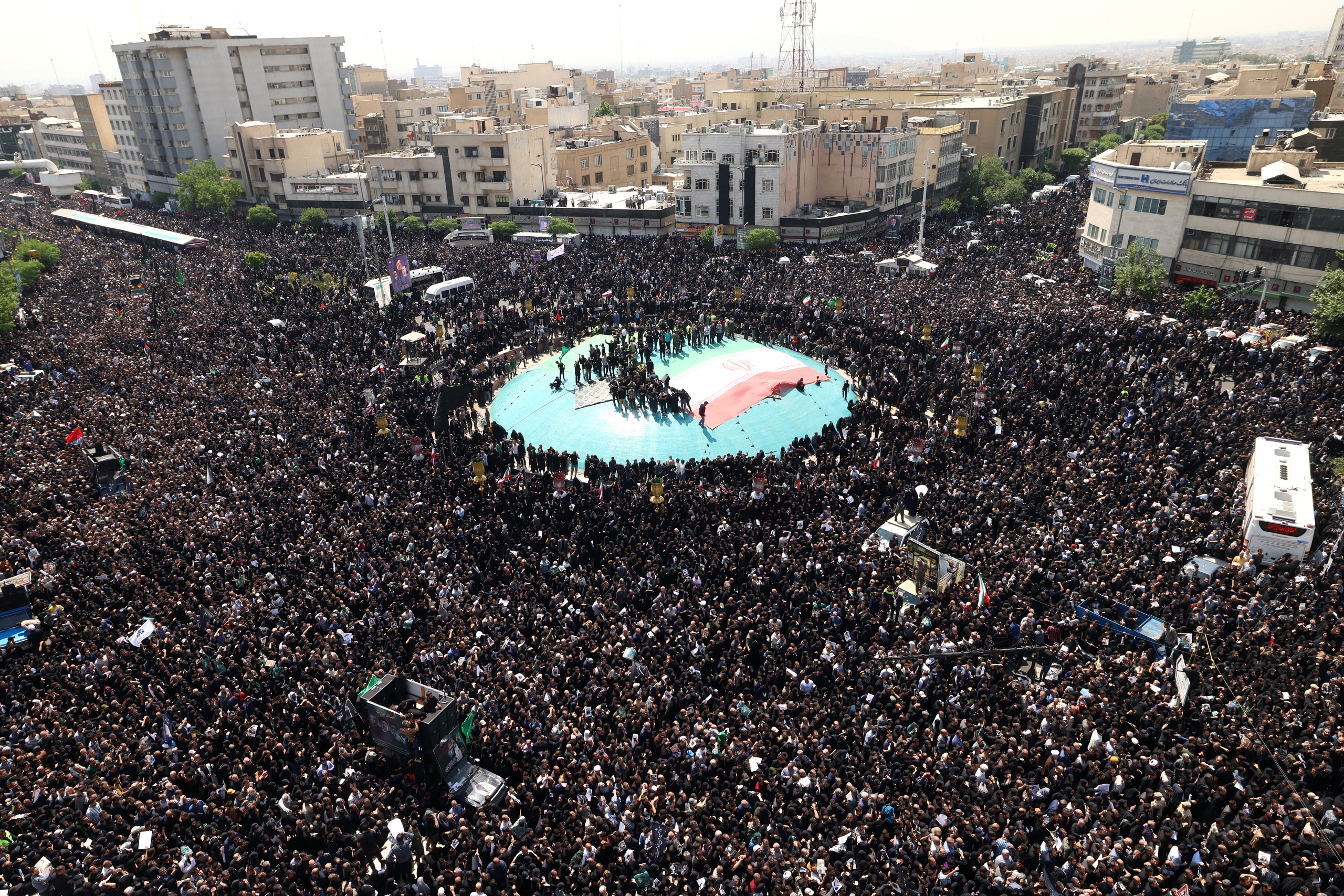 Rất đông người dự tang lễ tại Tehran ngày 22.5