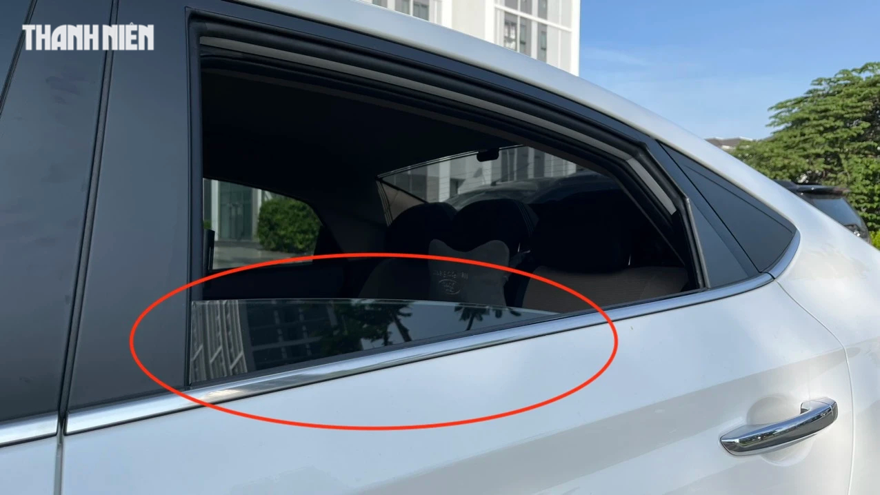 Trên một số mẫu mã ô tô đặc biệt là dòng sedan, hatchback kính cửa sổ phía sau lại không thể hạ xuống hết