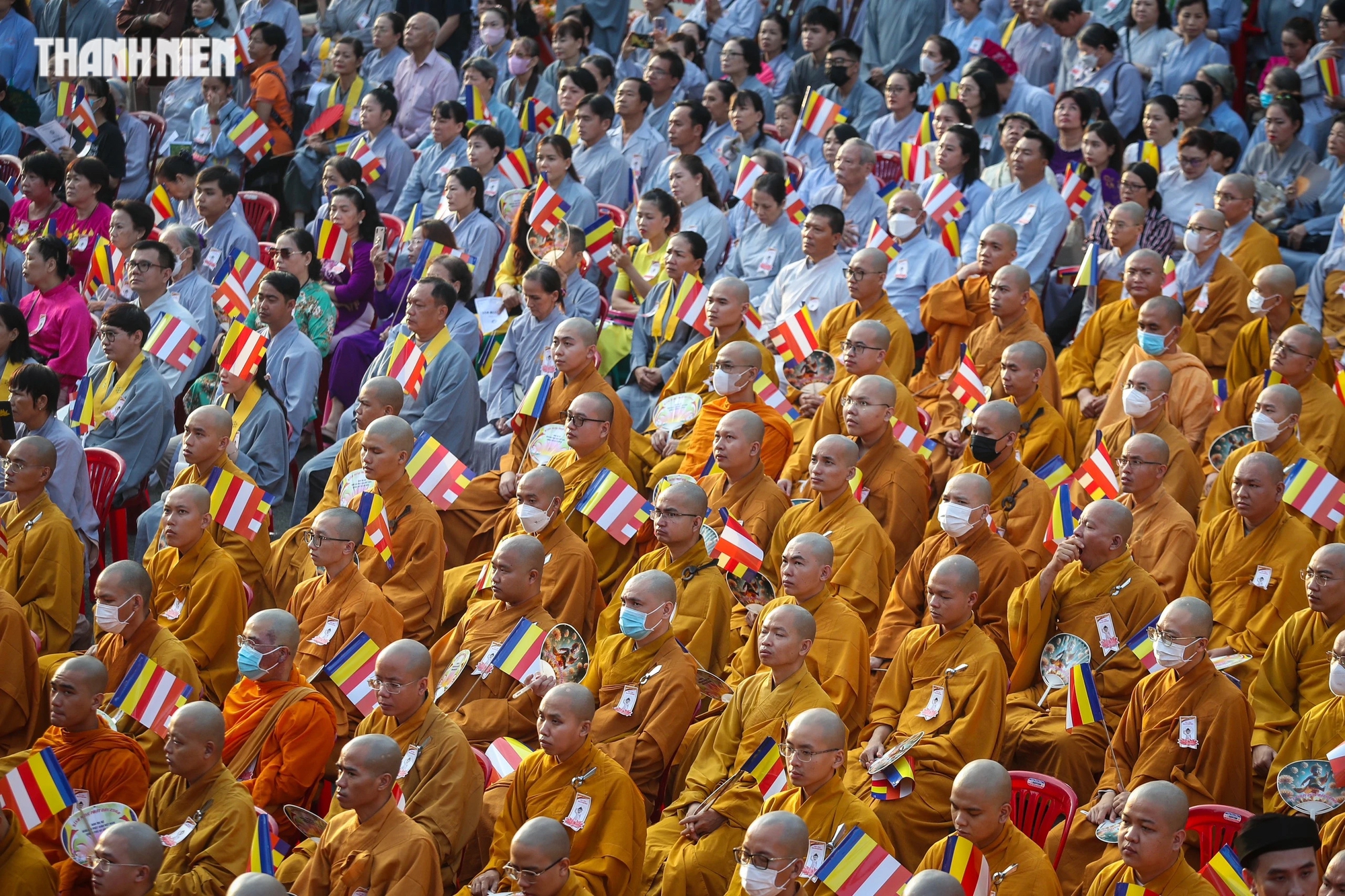 Trước khi đại lễ Phật đản bắt đầu ở Việt Nam Quốc Tự, từ 4 giờ sáng, tất cả tự viện trên toàn TP đã đồng loạt trang nghiêm cử 3 hồi chuông trống bát nhã rước lễ đản sinh. Sau đó, 5 giờ, tăng, ni, Phật tử tập trung về lễ đài chính của GHPGVN TP để tham dự đại lễ