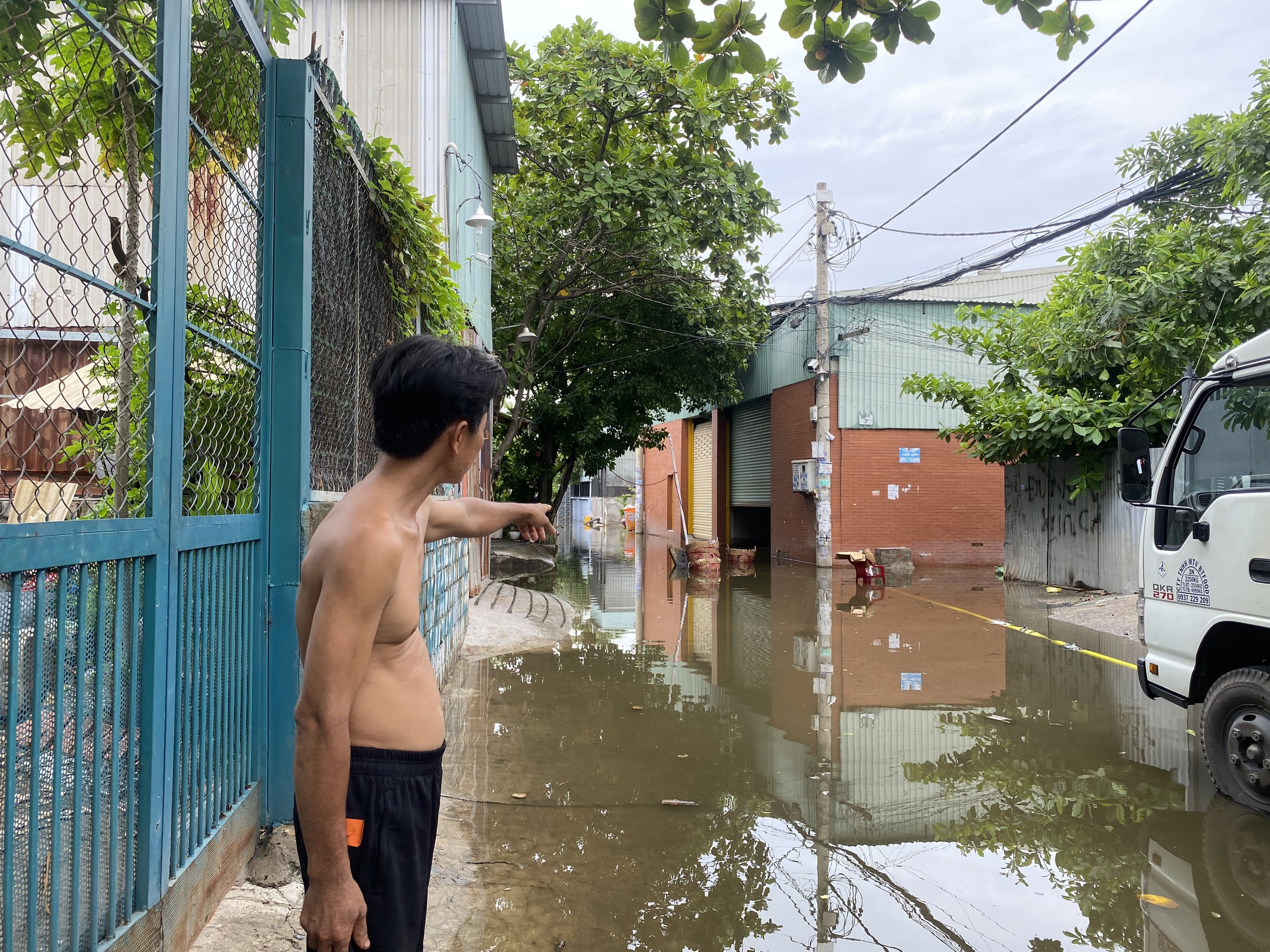 Anh Nguyễn Minh Tý cho biết, mưa gây ngập sâu từ đầu hẻm đến cuối hẻm, nên nhiều hộ dân đã bỏ tiền mua máy bơm để thoát nước.