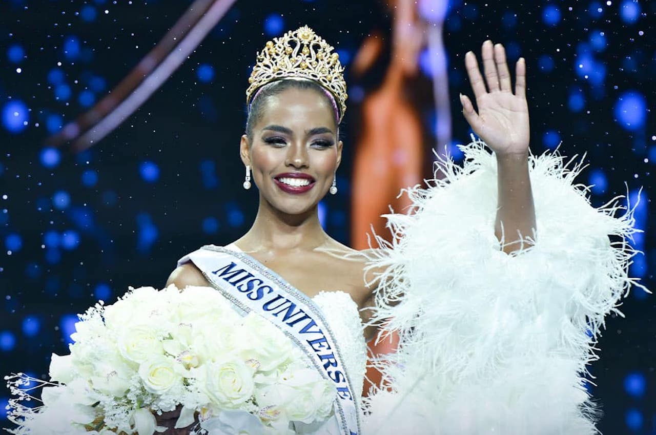 Vượt qua 52 đối thủ, Chelsea Manalo giành chiến thắng tại chung kết Hoa hậu Hoàn vũ Philippines 2024 vừa khép lại tối 22.5. Người đẹp 25 tuổi không khỏi xúc động, hạnh phúc khi trở thành phụ nữ da màu đầu tiên đại diện cho Philippines tại đấu trường Miss Universe.