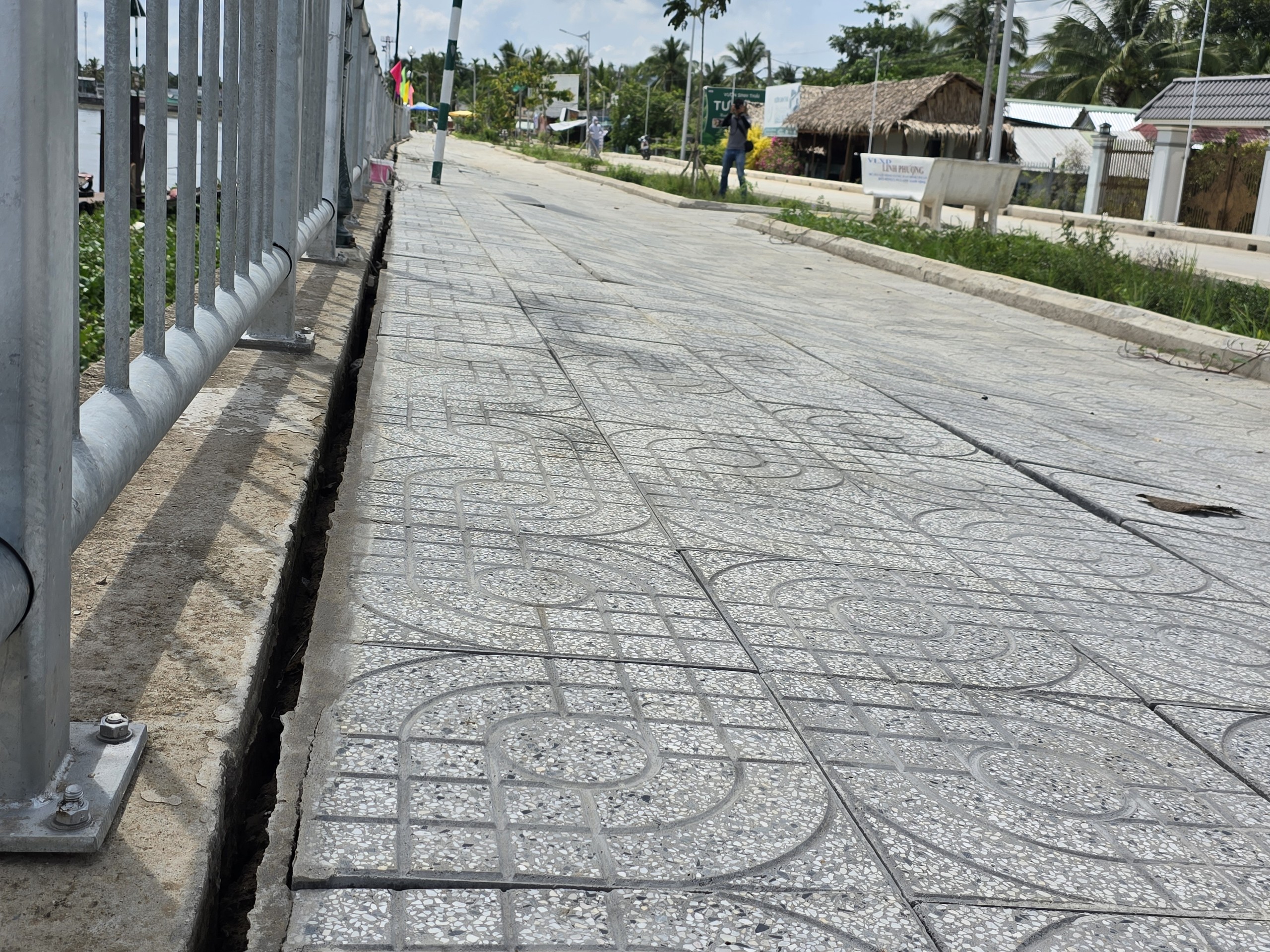 Cần Thơ: Khắc phục kè sông vừa đưa vào sử dụng đã sụt lún, nứt vỉa hè- Ảnh 1. Tình trạng sụt lún, nứt trên đoạn vỉa hè phía sau kè đã lát gạch thuộc gói thầu xây lắp số 4, Dự án kè bờ sông Cần Thơ - ứng phó biến đổi khí hậu TP.Cần Thơ