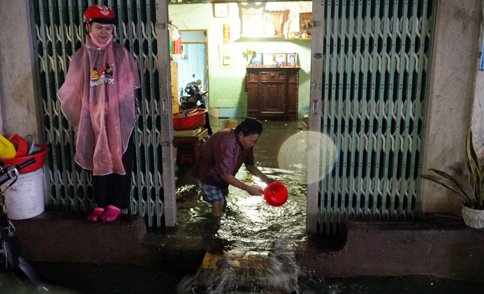 Bà Mai luôn trong cảnh tát nước từ nhà ra ngoài mỗi khi mưa lớn