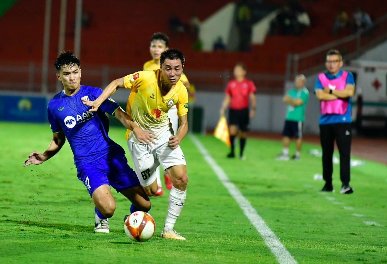 Trung vệ Nguyễn Nam Hải ngăn cản pha đi bóng của cầu thủ Bình Định