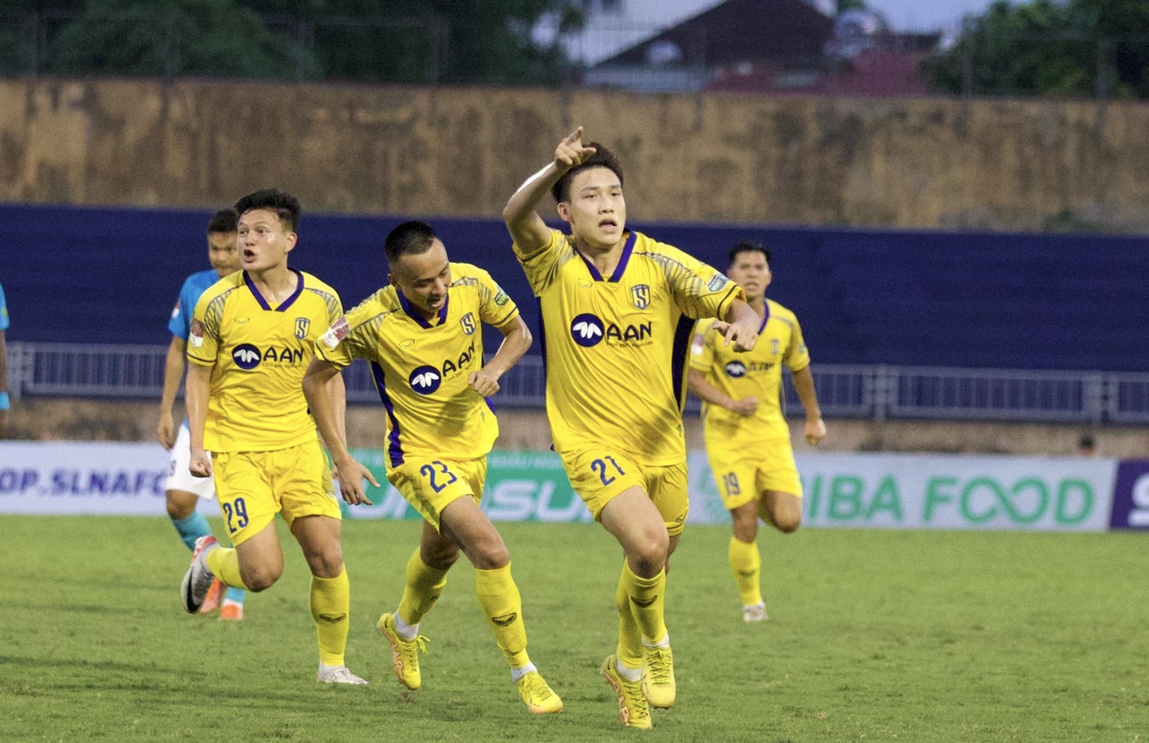 Phan Xuân Đại sau bàn thắng vào lưới CLB Khánh Hòa