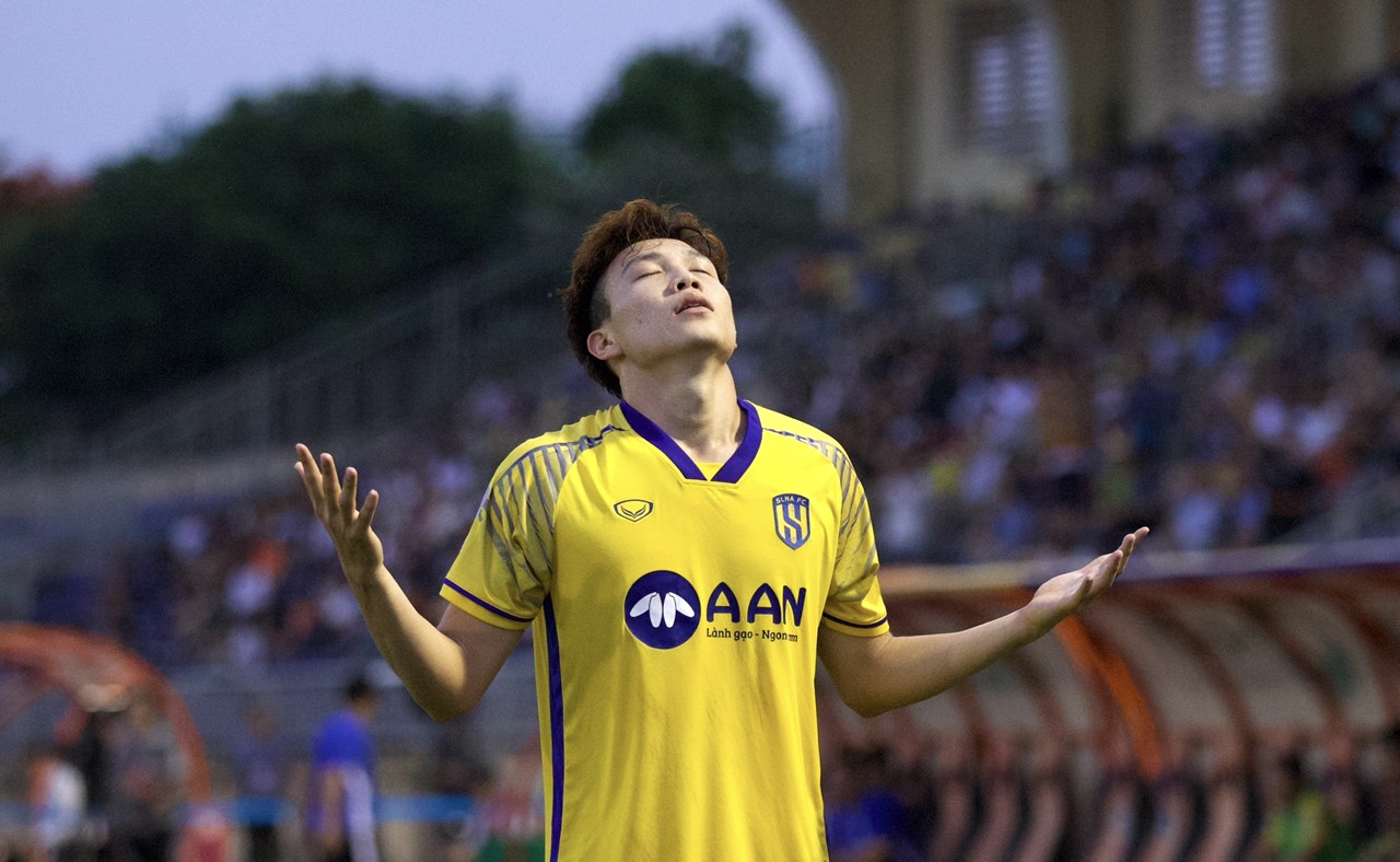 Cầu thủ trẻ Phan Xuân Đại hạnh phúc ăn mừng bàn thắng trong chiến thắng của CLB SLNA