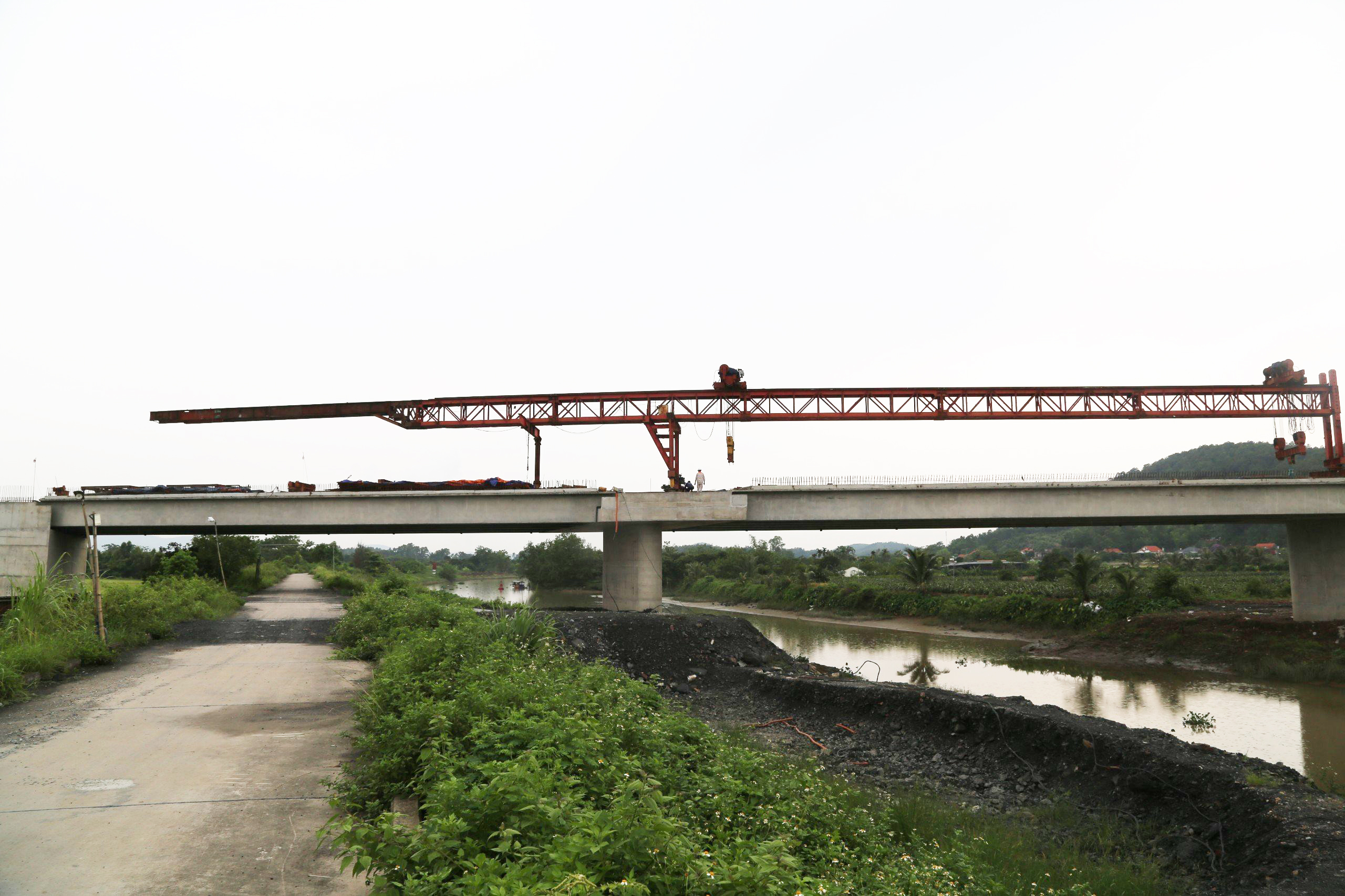 Không khí thi công kém sôi động trên gói thầu số 13 tại dự án đường ven sông kết nối từ đường cao tốc Hạ Long - Hải Phòng đến TX.Đông Triều (Quảng Ninh)