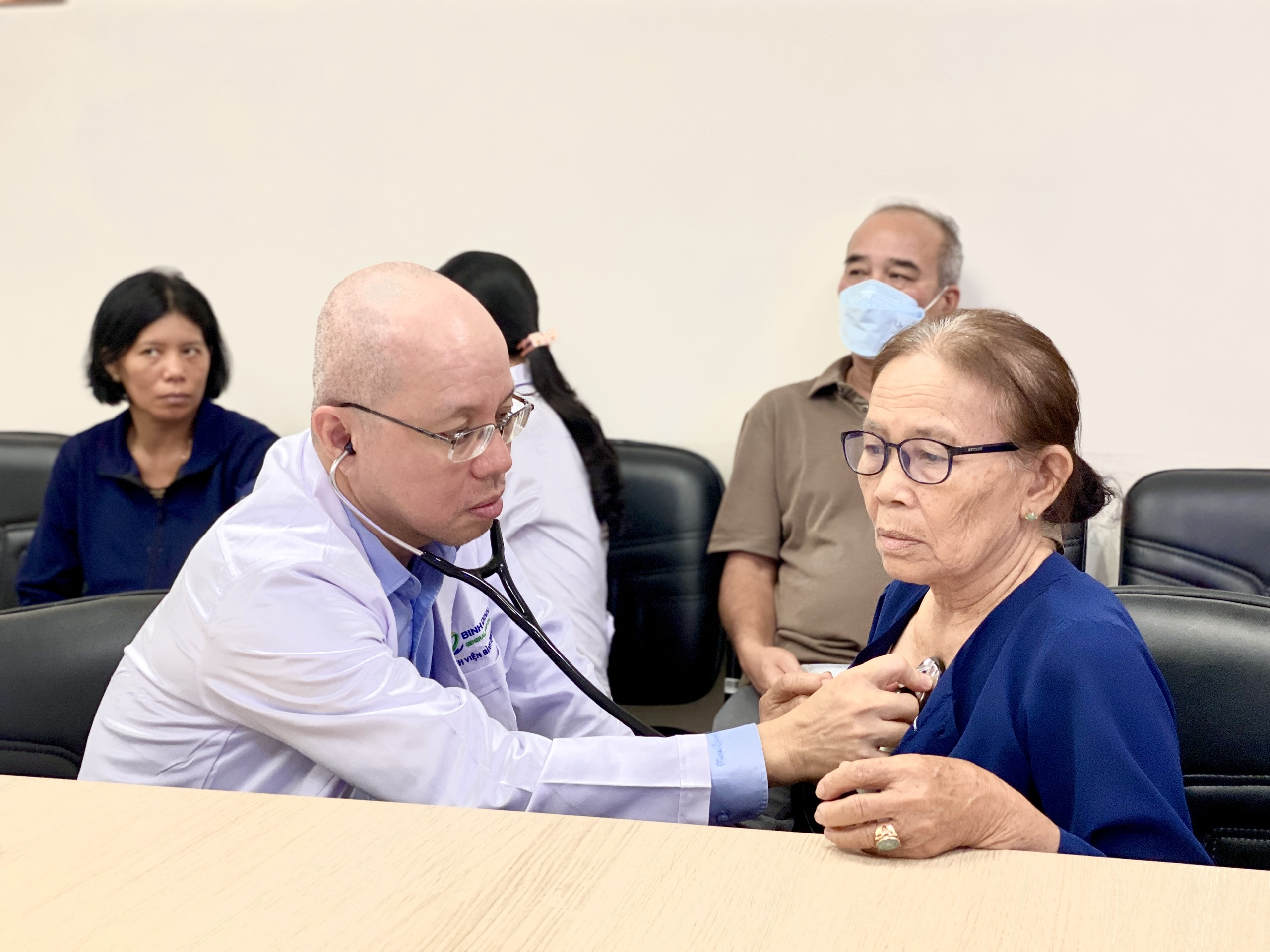 Cùng chuyên gia trực tiếp phẫu thuật can thiệp tim mạch tại Bệnh viện Bình Định- Ảnh 1. Bác sĩ CKII Nguyễn Đỗ Anh, Trưởng khoa Tim mạch can thiệp, Bệnh viện Nhân dân Gia Định, khám cho bà Phan Thị Thức