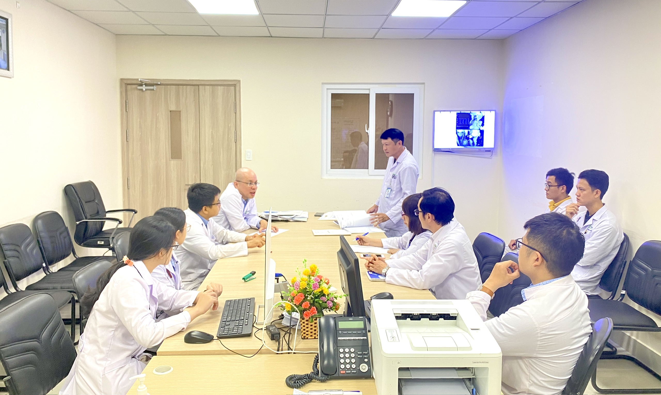 Cùng chuyên gia trực tiếp phẫu thuật can thiệp tim mạch tại Bệnh viện Bình Định- Ảnh 2. Các bác sĩ Bệnh viện Bình Định cùng chuyên gia hội chẩn các ca bệnh sau khi khám