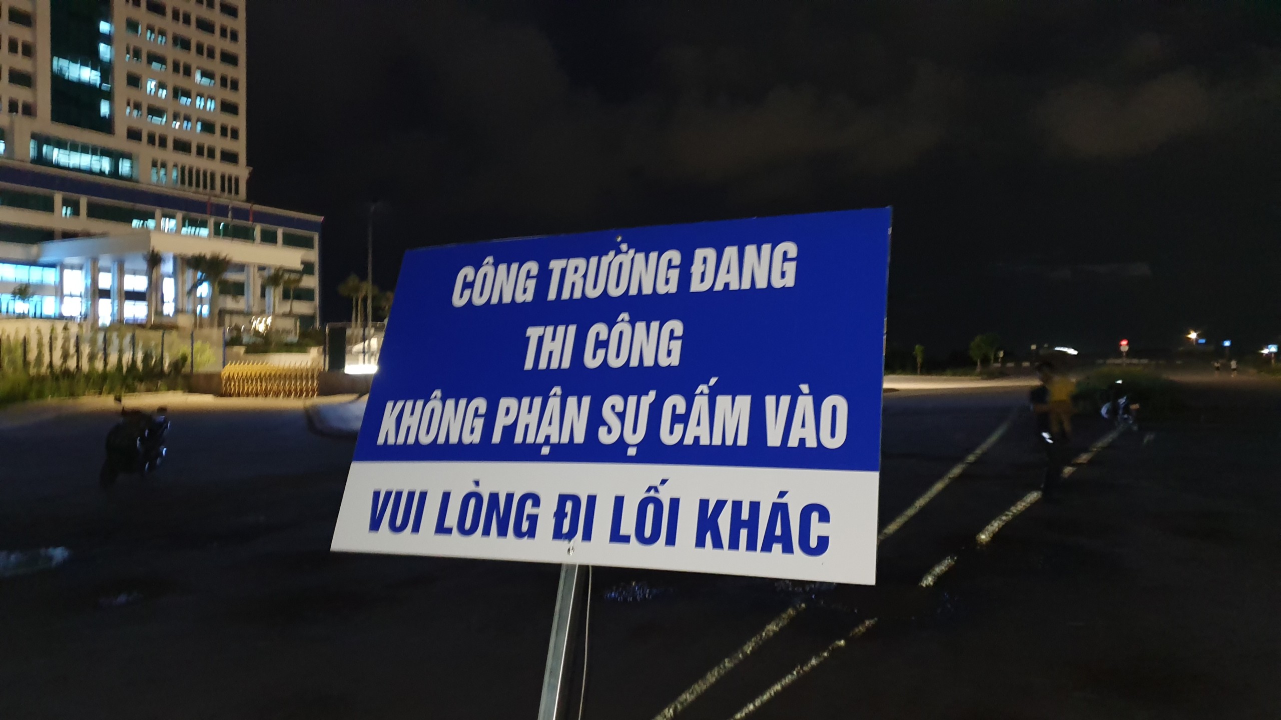 Một đơn vị đặt rào chắn bít lối ra vào Bệnh viện đa khoa TTH- Ảnh 2.