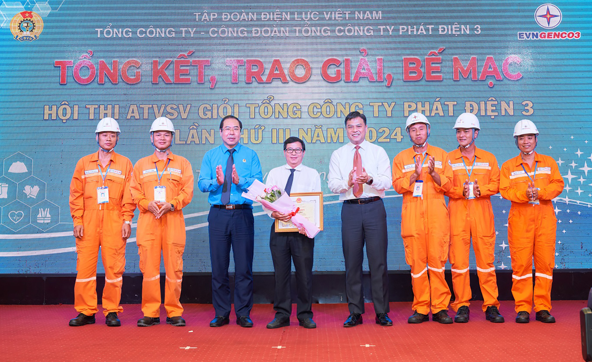 Ông Đỗ Đức Hùng - Chủ tịch Công đoàn Điện lực Việt Nam và ông Đinh Quốc Lâm - Bí thư Đảng ủy, Chủ tịch HĐQT EVNGENCO3 trao giải Nhất, tập thể xuất sắc trong Hội thi cho Công ty CP Nhiệt điện Bà Rịa Ông Đỗ Đức Hùng - Chủ tịch Công đoàn Điện lực Việt Nam và ông Đinh Quốc Lâm - Bí thư Đảng ủy, Chủ tịch HĐQT EVNGENCO3 trao giải Nhất, tập thể xuất sắc trong Hội thi cho Công ty CP Nhiệt điện Bà Rịa