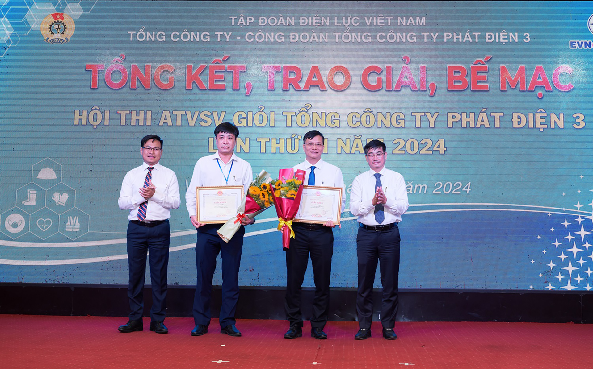 Ông Lê Văn Danh - Tổng Giám đốc (phía bên phải) và ông Trần Đình Ân - Phó Tổng Giám đốc EVNGENCO3, Trưởng Ban chỉ đạo Hội thi trao giải Nhì, cho 2 tập thể xuất sắc Ông Lê Văn Danh - Tổng Giám đốc (phía bên phải) và ông Trần Đình Ân - Phó Tổng Giám đốc EVNGENCO3, Trưởng Ban chỉ đạo Hội thi trao giải Nhì, cho 2 tập thể xuất sắc