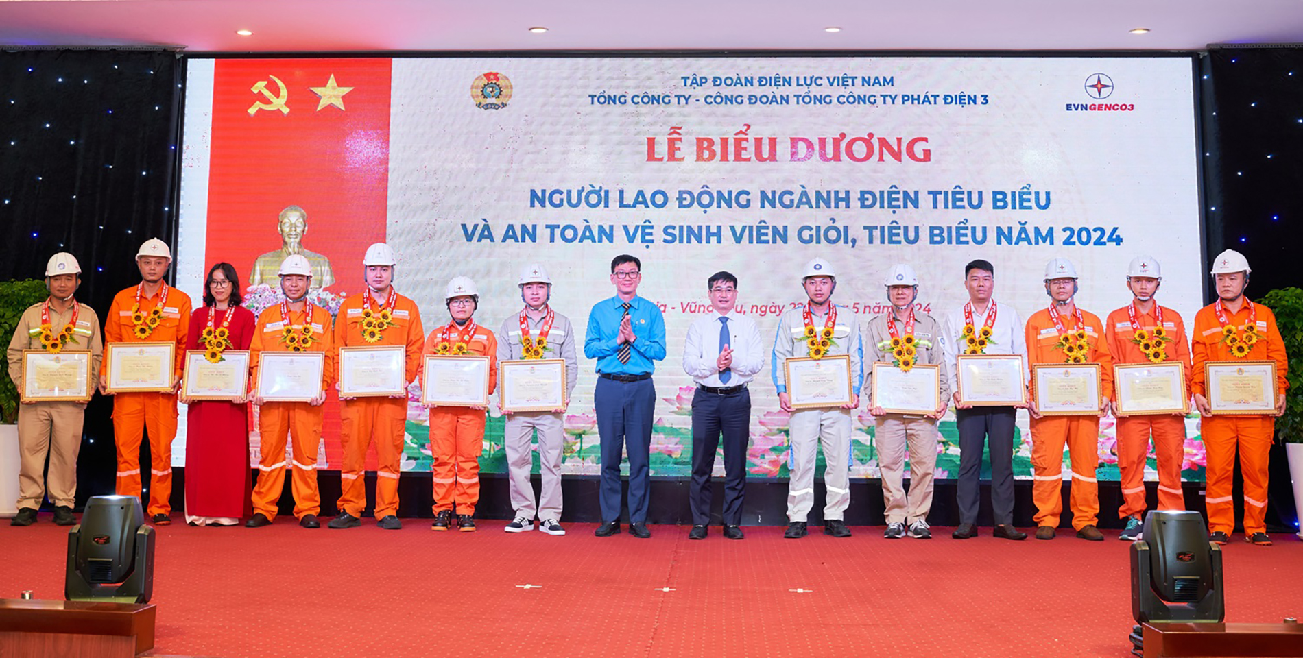 Ông Lê Văn Danh - Tổng giám đốc EVNGENCO3 và ông Vũ Quang Sáng - Chủ tịch Công đoàn Tổng Công ty trao giấy khen biểu dương Người lao động ngành Điện tiêu biểu cấp Tổng Công ty năm 2024 Ông Lê Văn Danh - Tổng giám đốc EVNGENCO3 và ông Vũ Quang Sáng - Chủ tịch Công đoàn Tổng Công ty trao giấy khen biểu dương Người lao động ngành Điện tiêu biểu cấp Tổng Công ty năm 2024